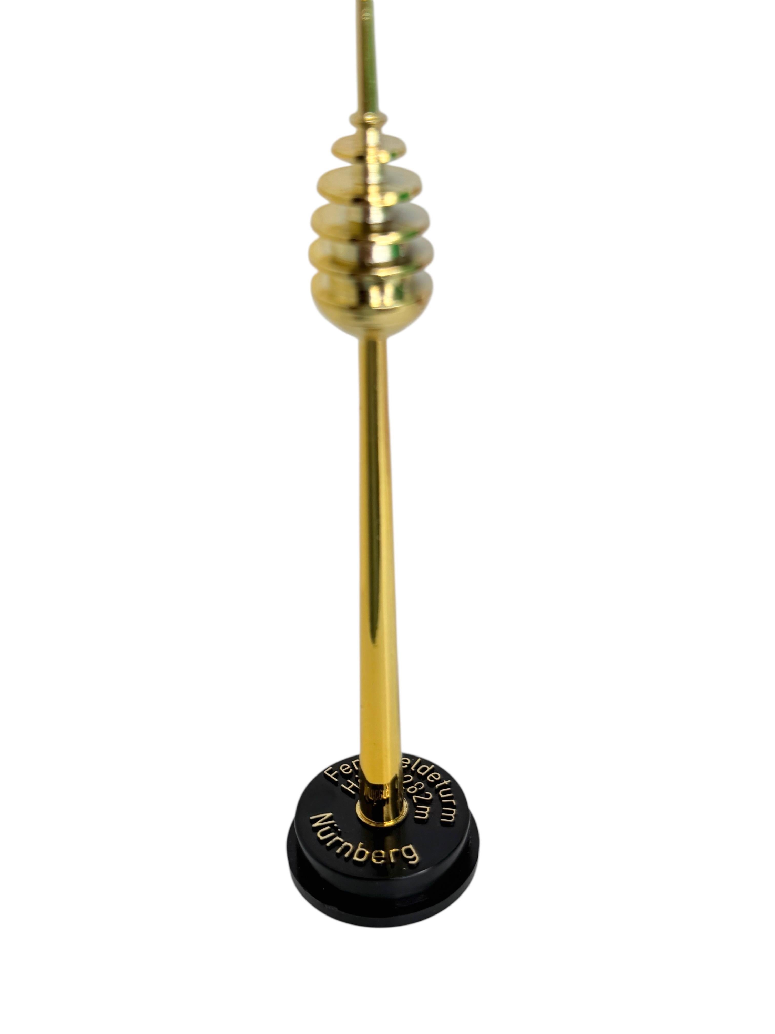 Métal Plaque d'or TV Tour de Nuremberg Ball and Ball Objet souvenir, années 1980 en vente
