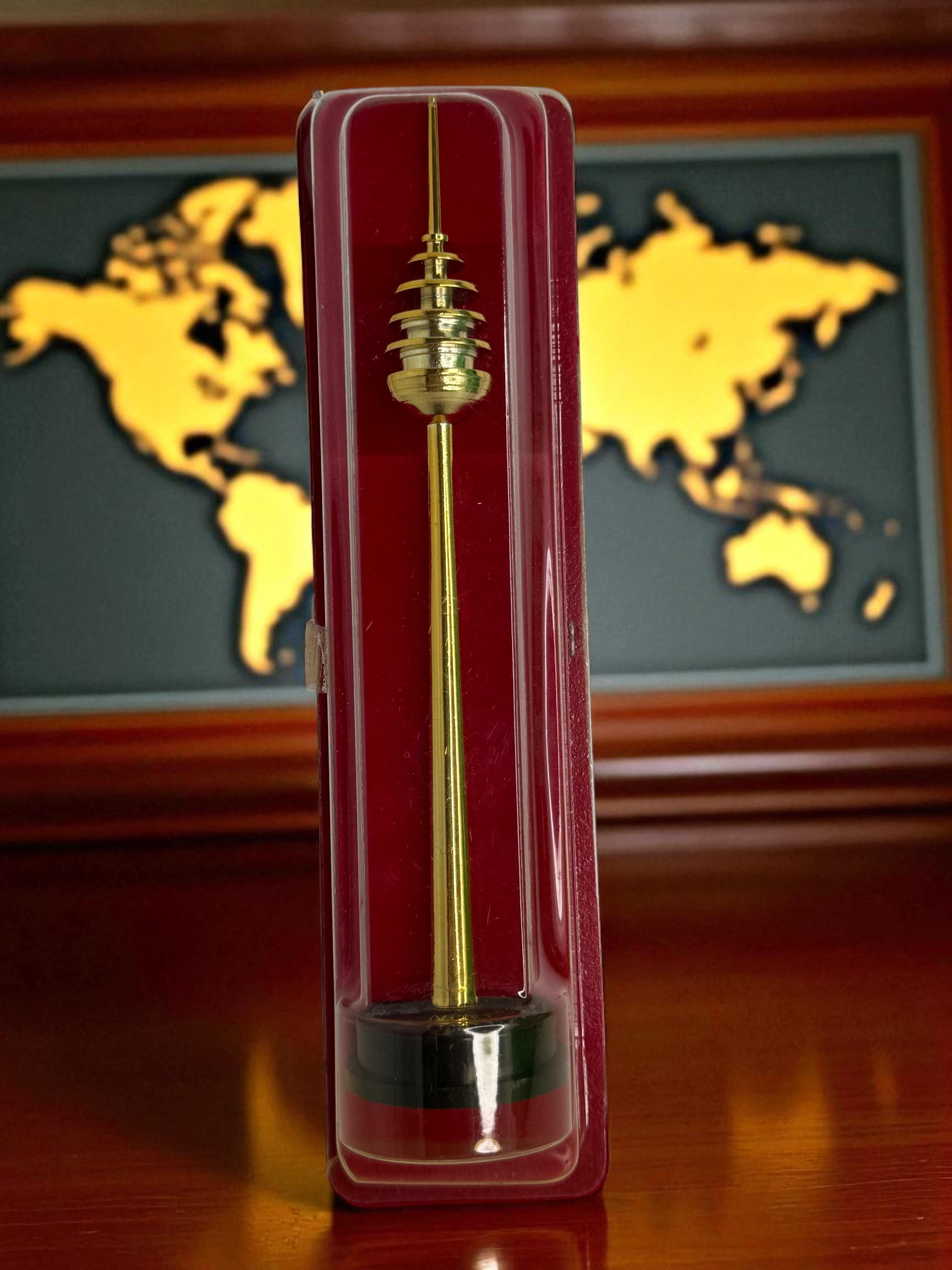 Plaque d'or TV Tour de Nuremberg Ball and Ball Objet souvenir, années 1980 en vente 2