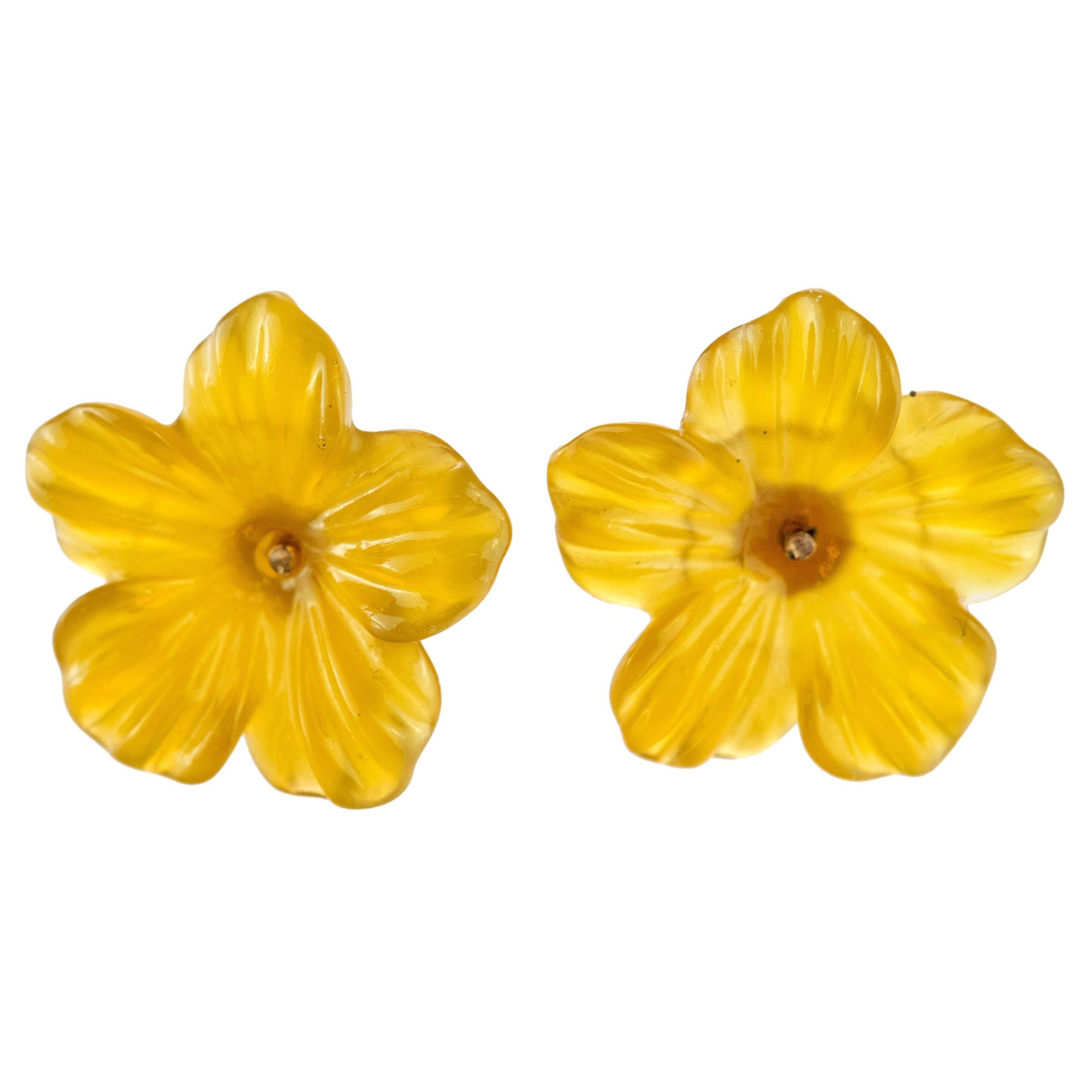 Délicates boucles d'oreilles fleur en agate jaune naturelle de 5 carats, d'une merveilleuse couleur transparente. Pétales sculptés qui évoquent le travail de joaillerie traditionnelle italienne à la main, agrémentés de plaques d'or.

La couleur