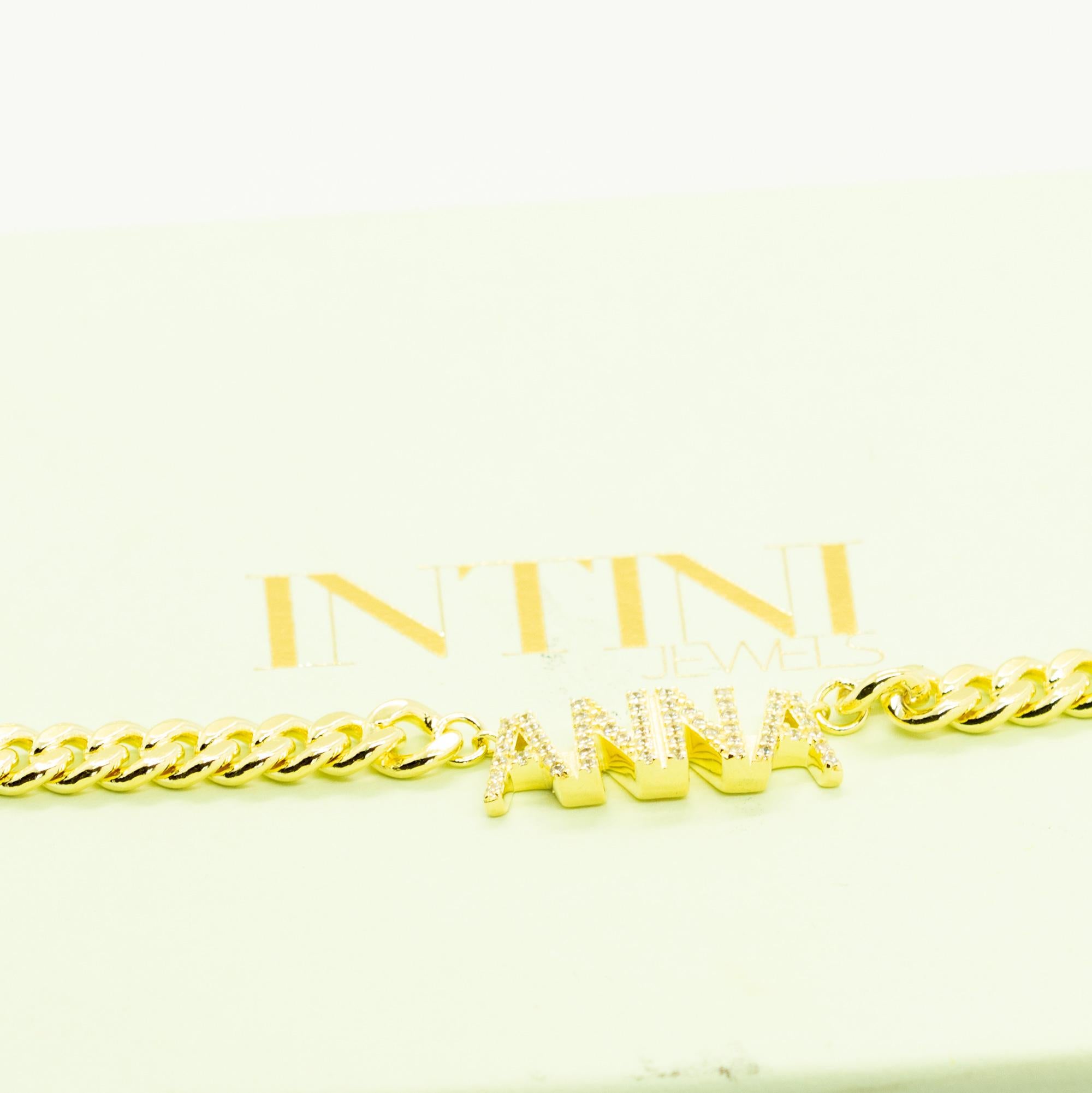 Un diseño romántico único para un collar personalizado excepcional, que exprese tu verdadero amor.

El nombre se puede personalizar si se solicita.

- Placa de Oro Plata
- Longitud total 40 cm
- Peso total 25,5 g

La forma y el color pueden variar