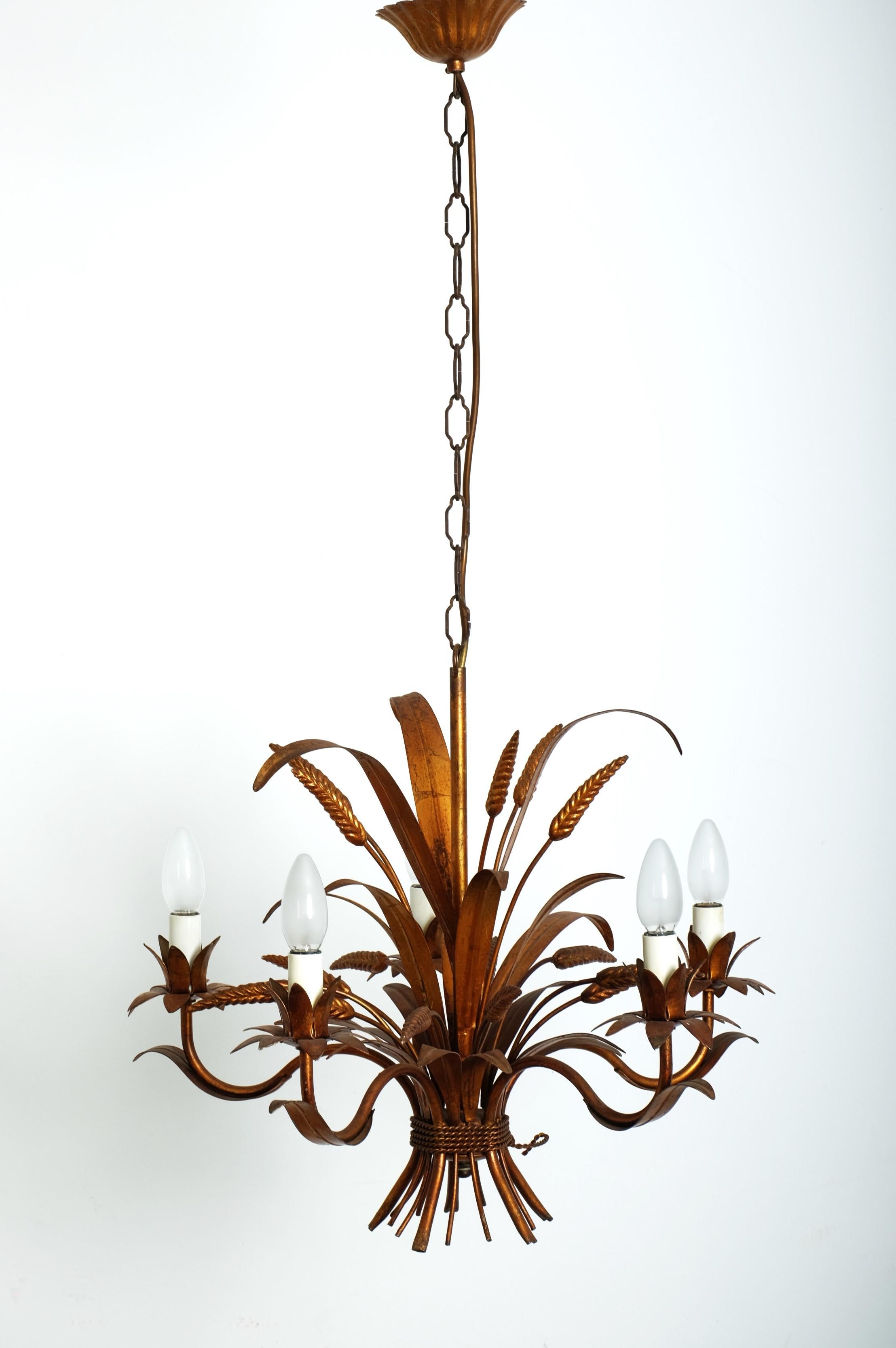Bellissimo lampadario in metallo dorato a forma di covone di grano con 5 bracci di Hans Kögl degli anni '60.

Hans Kögl era un famoso designer di illuminazione e di tavoli. An He lavorava con forme naturali come le foglie di palma e altre forme