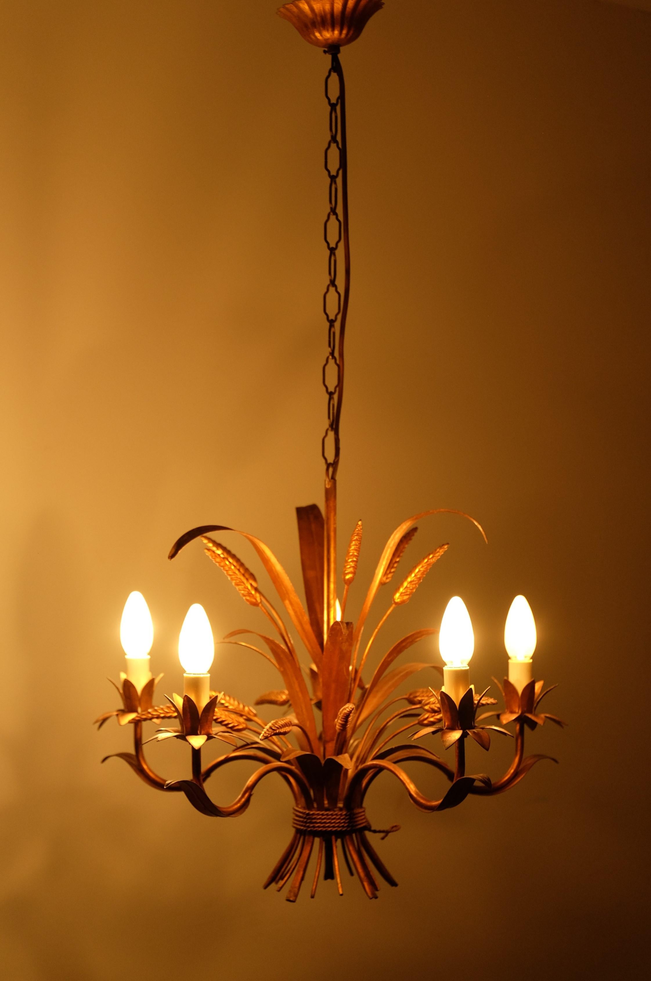 Regency Lampadario a covoni di grano a 5 bracci in metallo di Hans Kögl, Germania, anni '70 in vendita