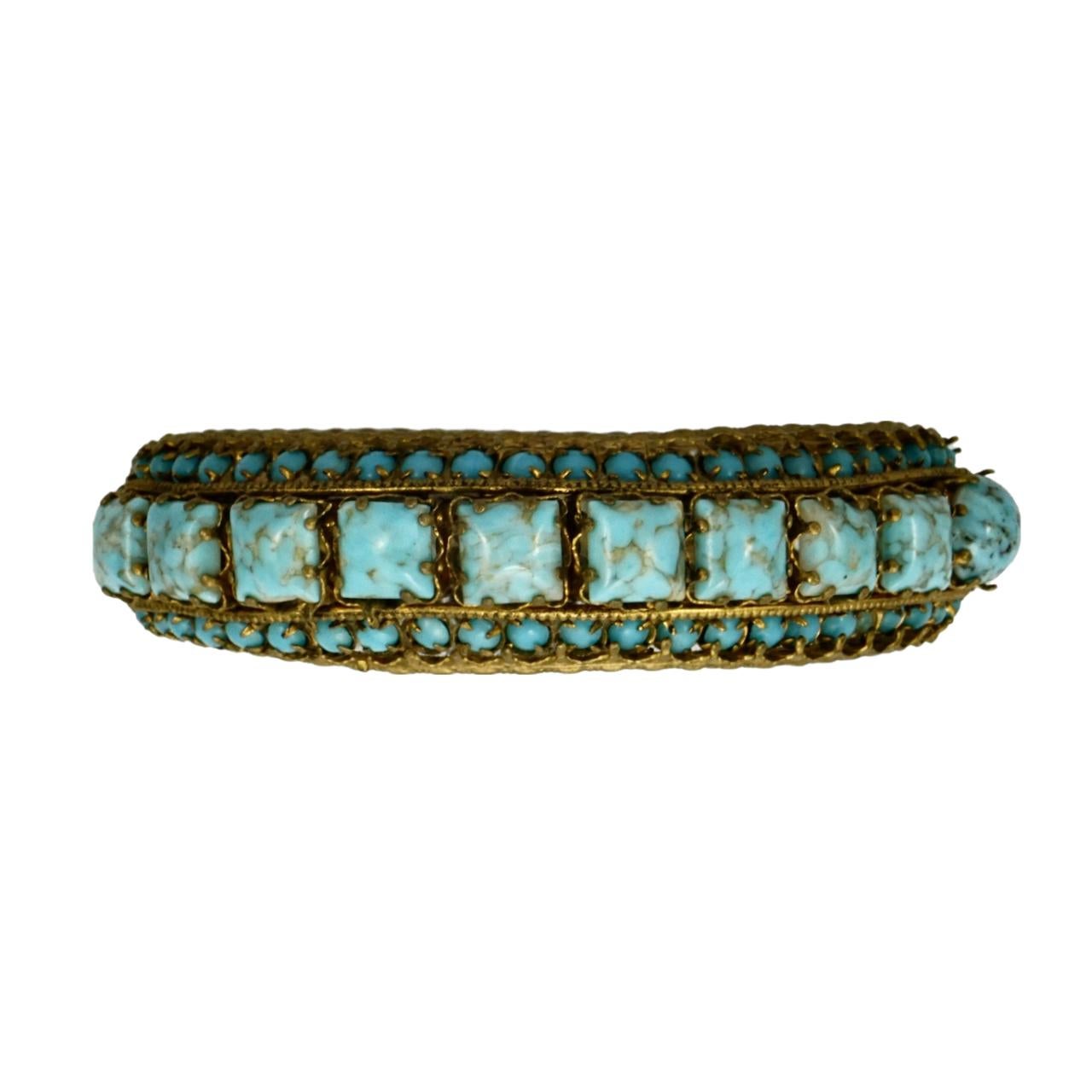 Fabuleux bracelet orné en plaqué or et émail noir serti de pierres Hubbell (fausse turquoise). Le diamètre intérieur mesure 6,1 cm / 2,4 pouces et la largeur intérieure 5 cm / 1,9 pouces. La largeur est de 1,9 cm.

Le placage d'or est usé et l'usure