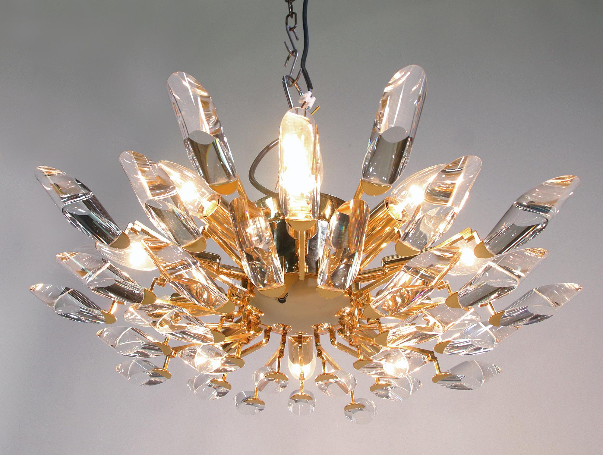 Elegant ceiling lamp with crystal glass on a gold-plated brass frame. Chandelier illuminates beautifully and offers a lot of light. Gem from the time. With this light you make a clear statement in your interior design. A real eye-catcher even unlit.