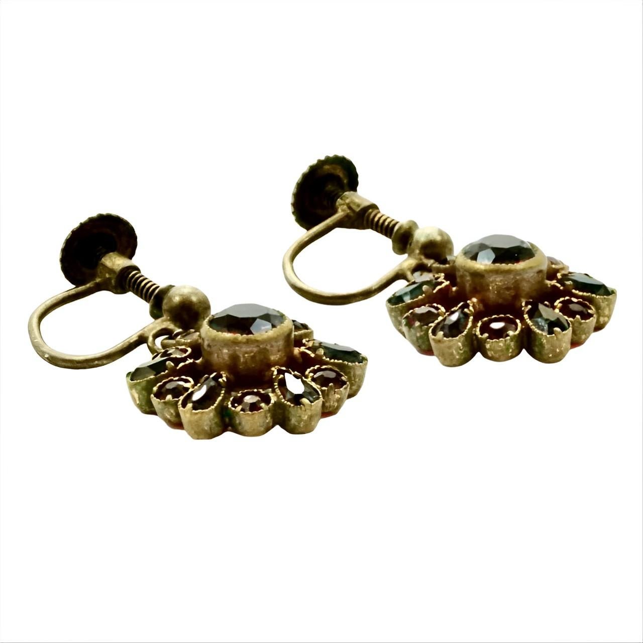 Orecchini a goccia con chiusura a vite placcati in oro e finto granato, circa 1920 In condizioni buone in vendita a London, GB