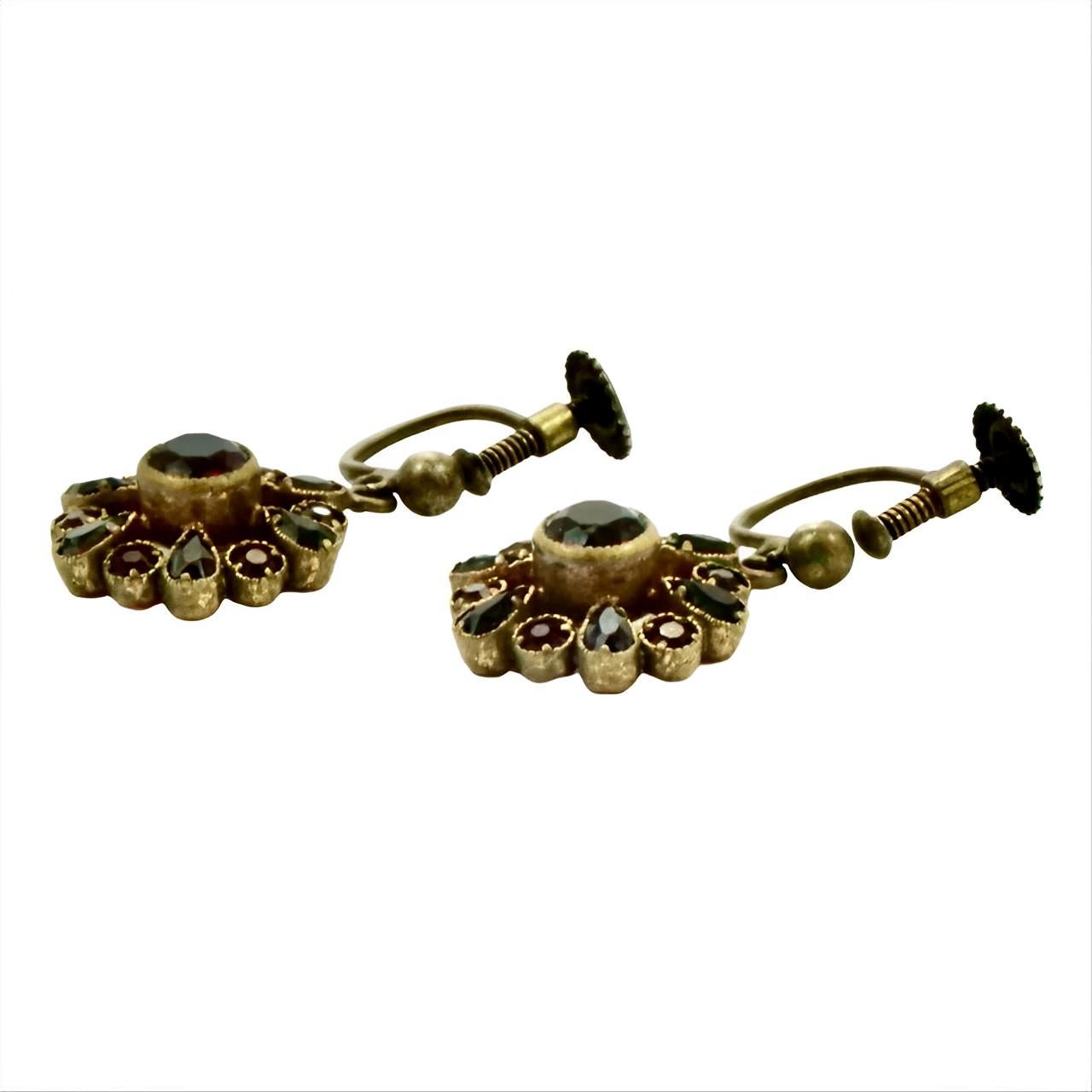 da uomo o donna Orecchini a goccia con chiusura a vite placcati in oro e finto granato, circa 1920 in vendita