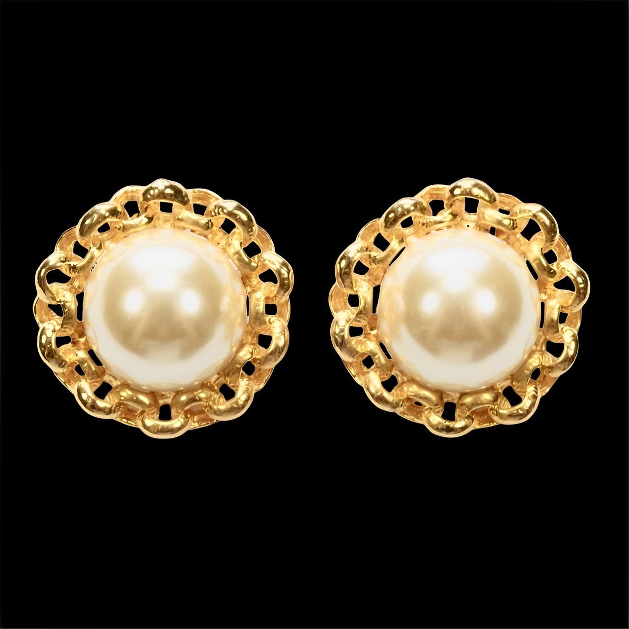 Orecchini a clip placcati in oro e con catene di perle finte, circa anni '80 in vendita 1
