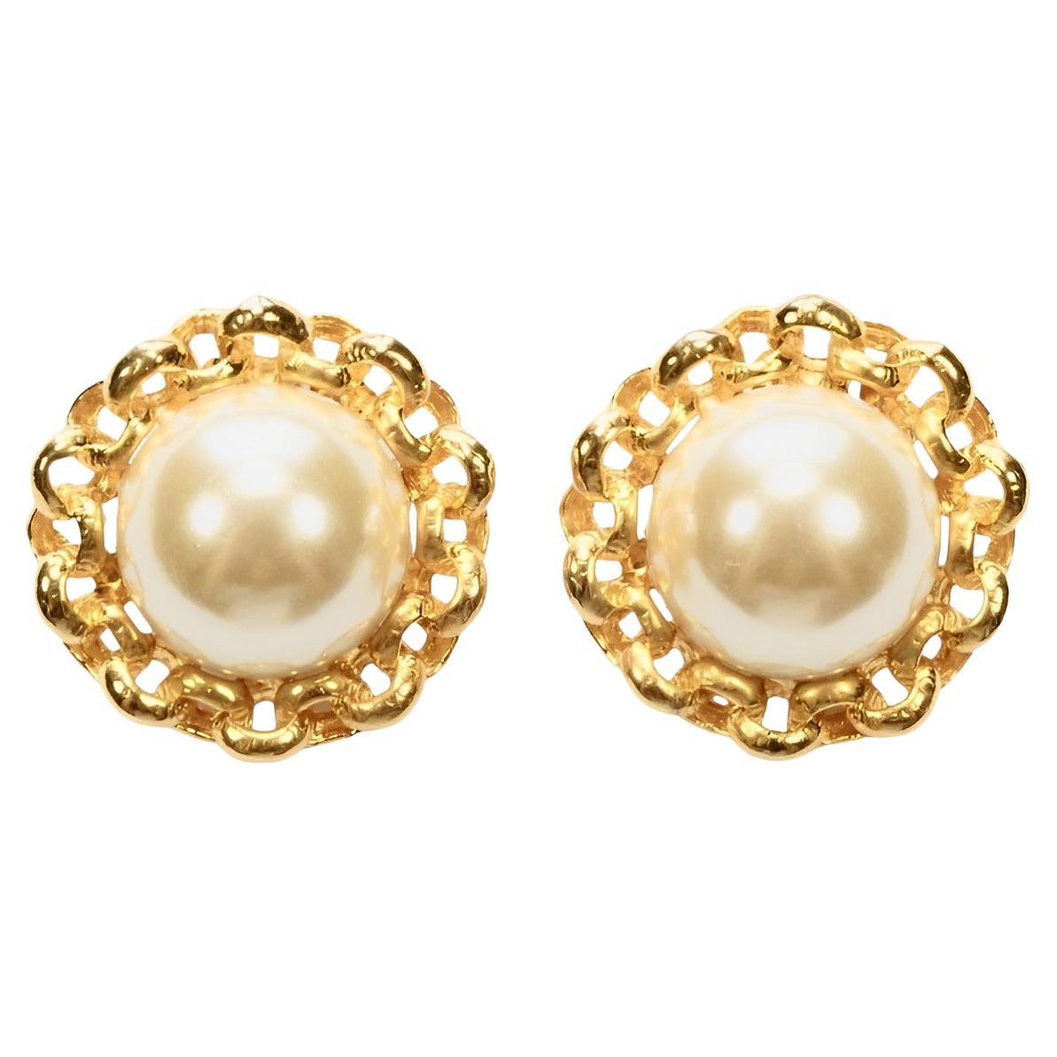 Orecchini a clip placcati in oro e con catene di perle finte, circa anni '80