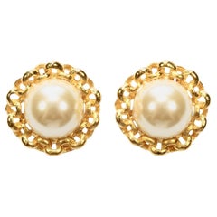 Orecchini a clip placcati in oro e con catene di perle finte, circa anni '80
