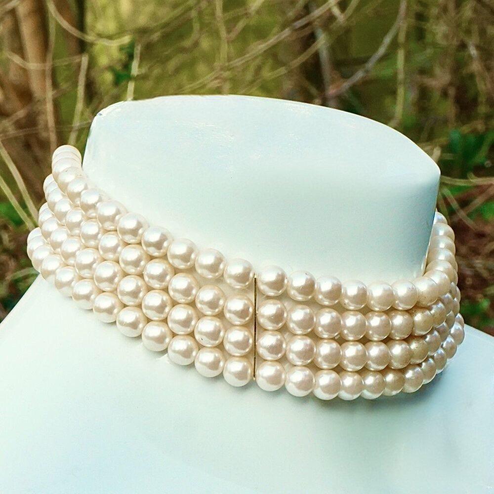 Collar gargantilla de cuatro vueltas con perlas de imitación color crema y chapado en oro en Bueno estado para la venta en London, GB