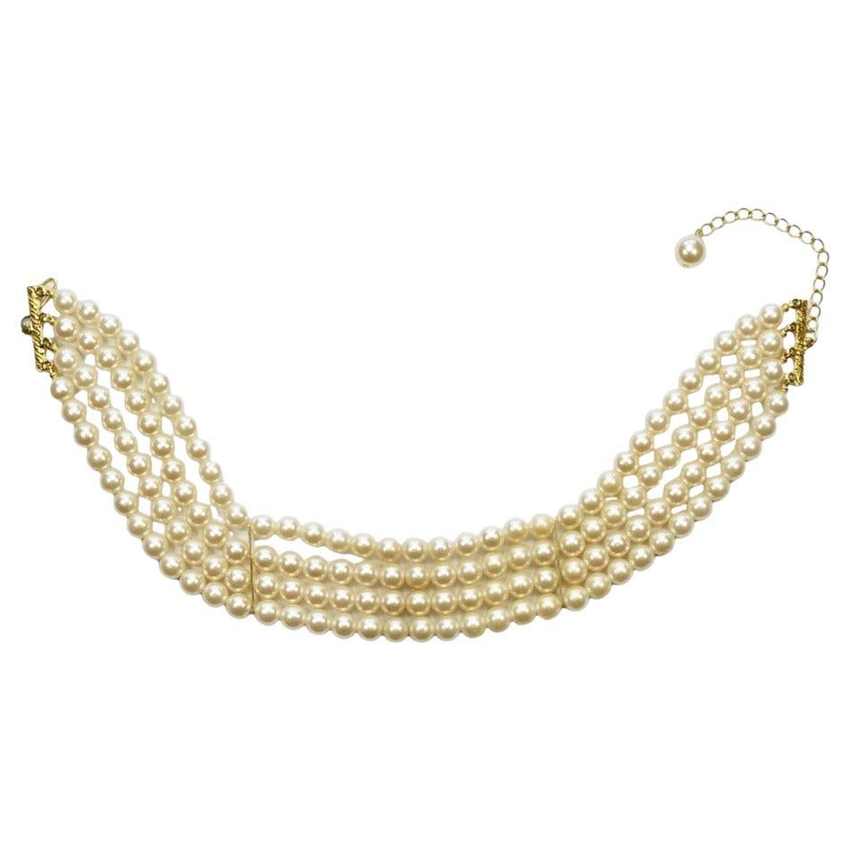 Vergoldete und vierstrangige cremefarbene Choker-Halskette aus Kunstperlen