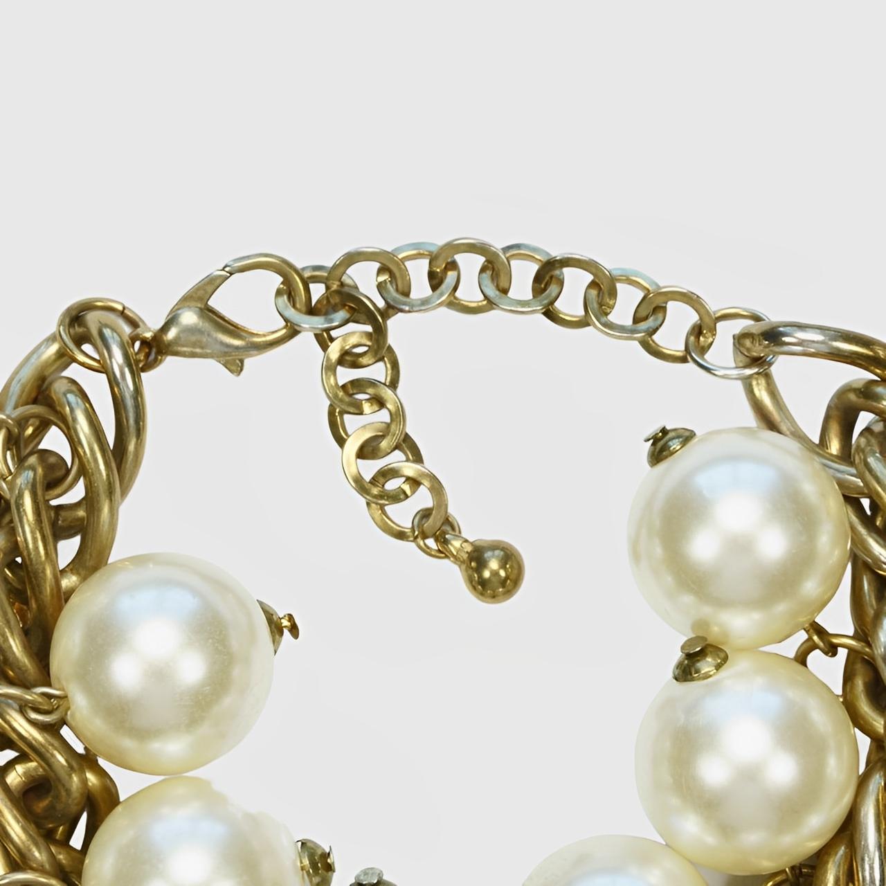 Gold plated chain bracelet set with large ivory faux pearls. Measuring length 18.9 cm / 7.4 inches plus an extension chain of 5.1 cm / 2 inches, and the pearls are 1.55 cm / .6 inch. There is wear to the gold plating, and minimal wear to the