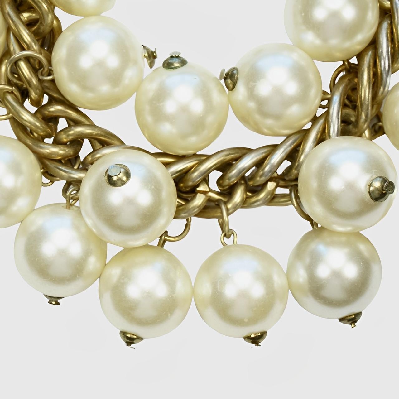 Gold Plated and Ivory Faux Pearl Cha Cha Bracelet circa 1980s In Good Condition For Sale In London, GB