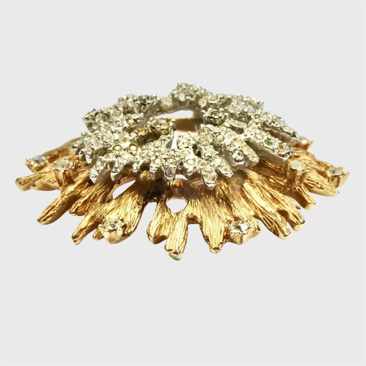 Broche en plaqué or et argent avec une grappe centrale de strass Bon état - En vente à London, GB