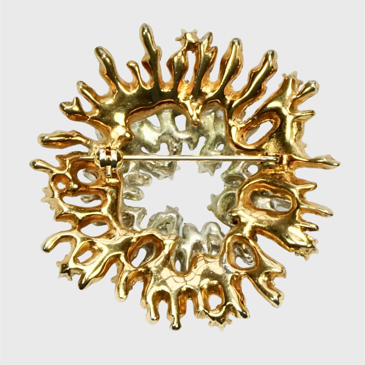 Broche en plaqué or et argent avec une grappe centrale de strass Unisexe en vente