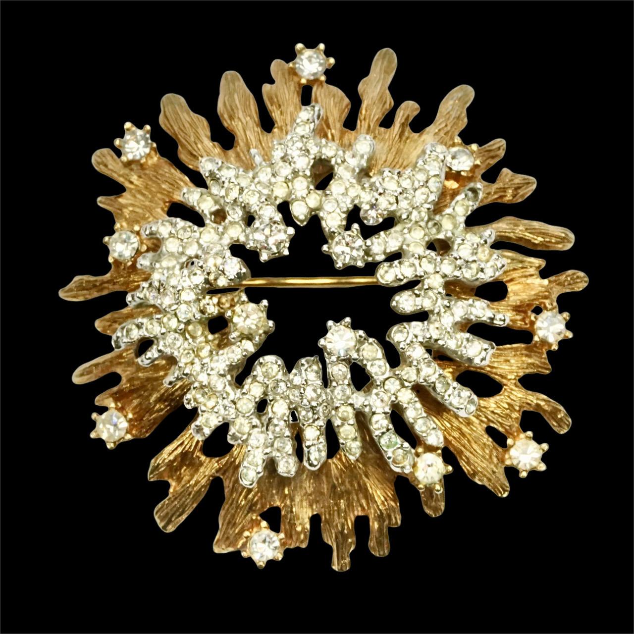 Broche en plaqué or et argent avec une grappe centrale de strass en vente 1