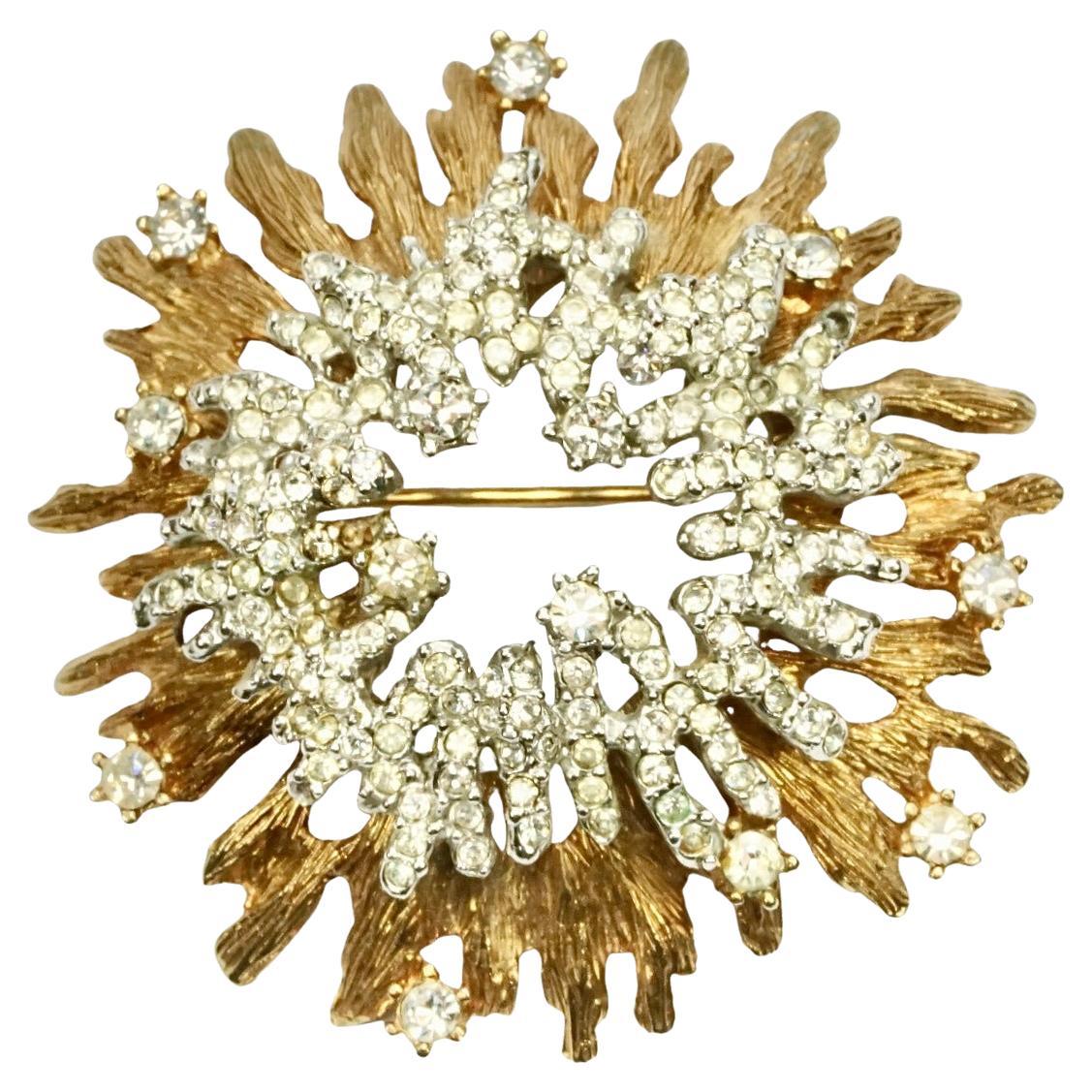 Broche en plaqué or et argent avec une grappe centrale de strass en vente