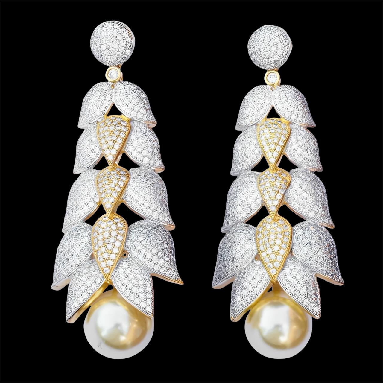 Boucles d'oreilles en plaqué or et plaqué argent avec feuilles de strass et fausses perles en vente 1