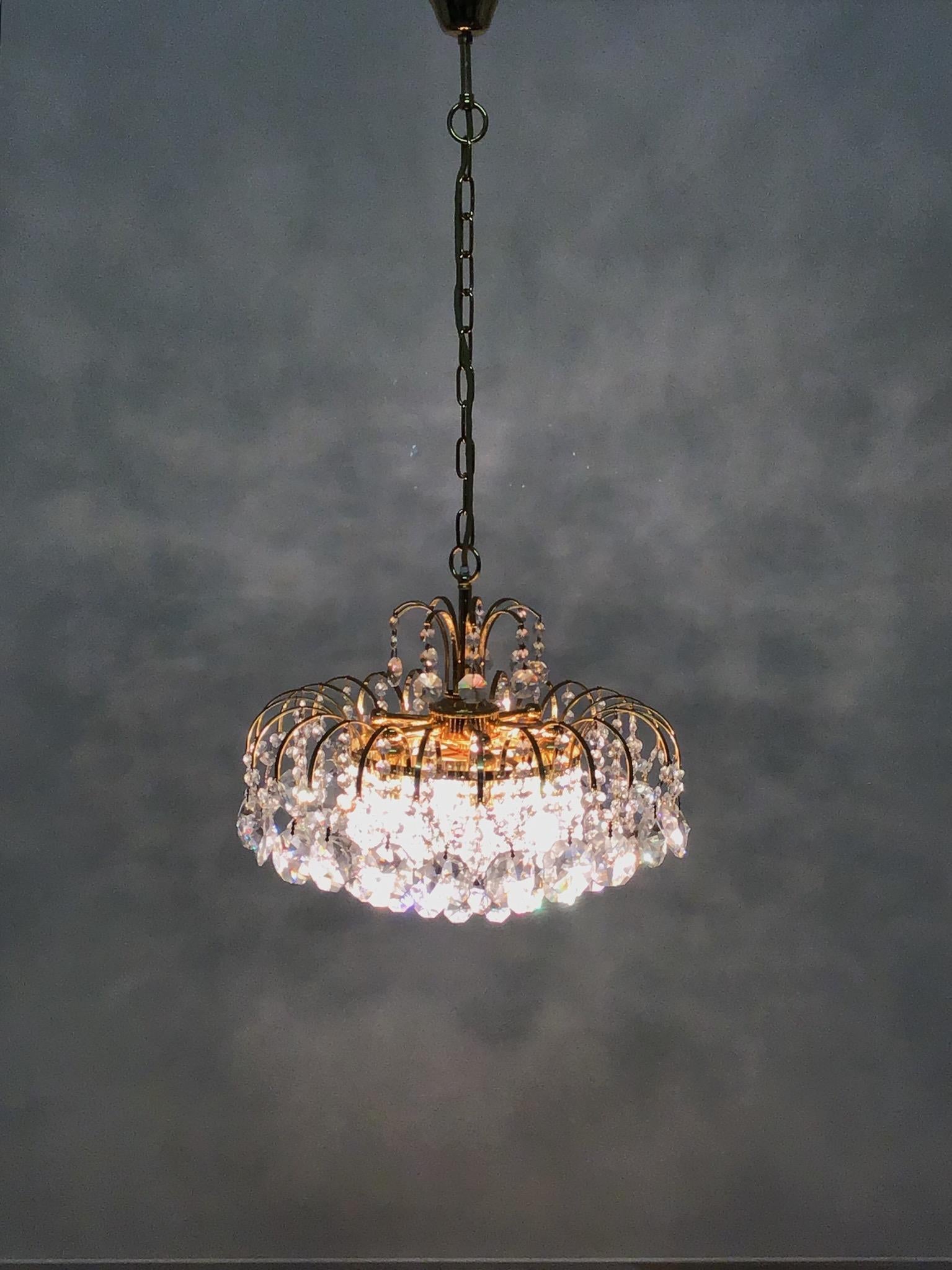 Regency Stale Waterfall Chandelier, Gilt Bras and Swarovski Crystal, circa 1960s In Excellent Condition In Wiesbaden, Hessen