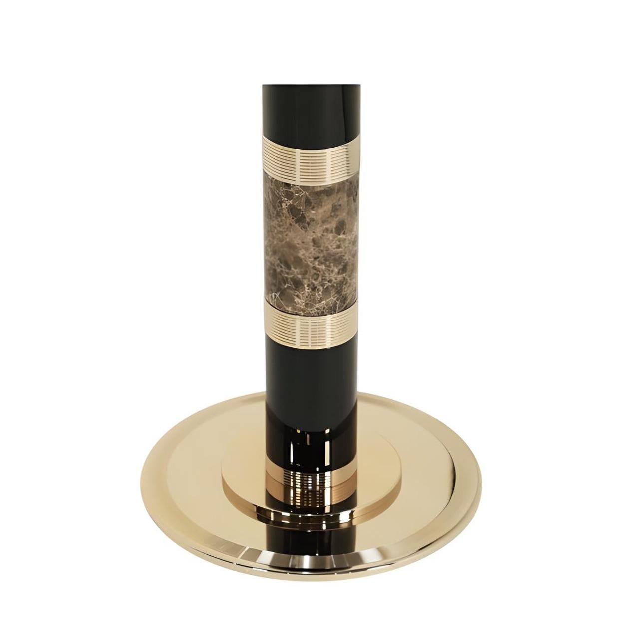 Questa lampada da terra è un mix armonioso di marmo emperador, legno laccato e anelli di ottone scintillanti. Il ricco marmo marrone, ornato da sottili venature dorate, conferisce un tocco di eleganza terrena al design. L'elegante laccatura nera e