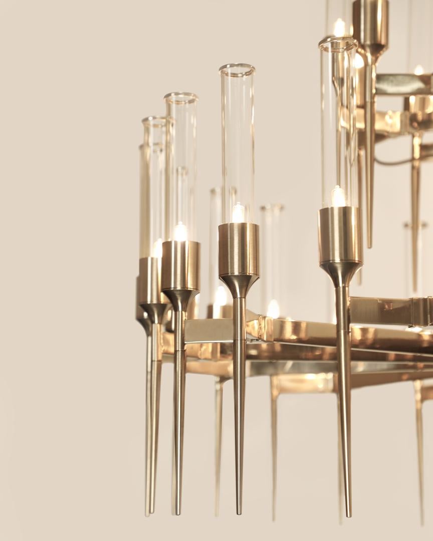 Araña de estilo Art Déco chapada en oro con elegantes elementos tubulares Minimalista en venta