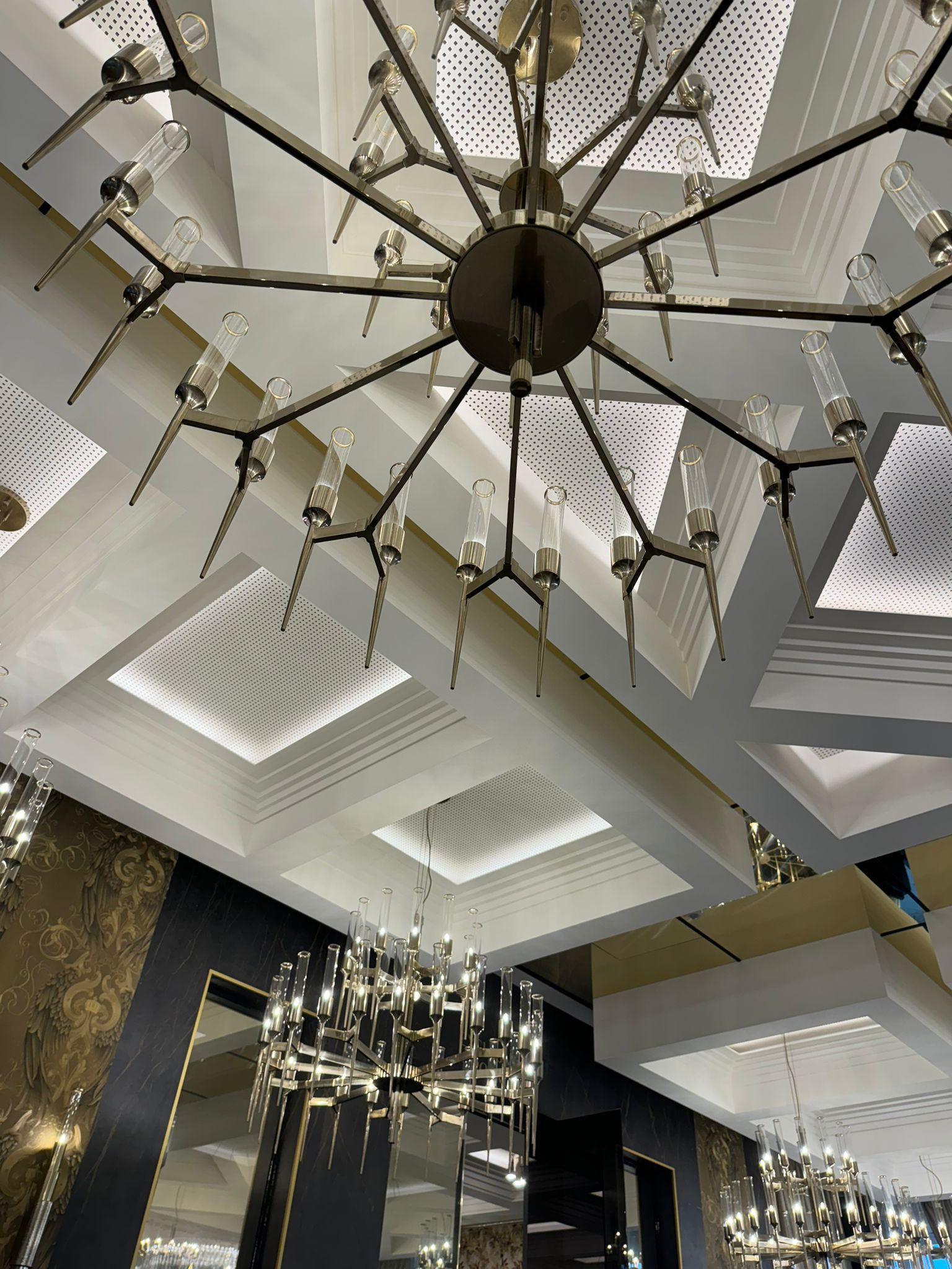 Araña de estilo Art Déco chapada en oro con elegantes elementos tubulares Siglo XXI y contemporáneo en venta