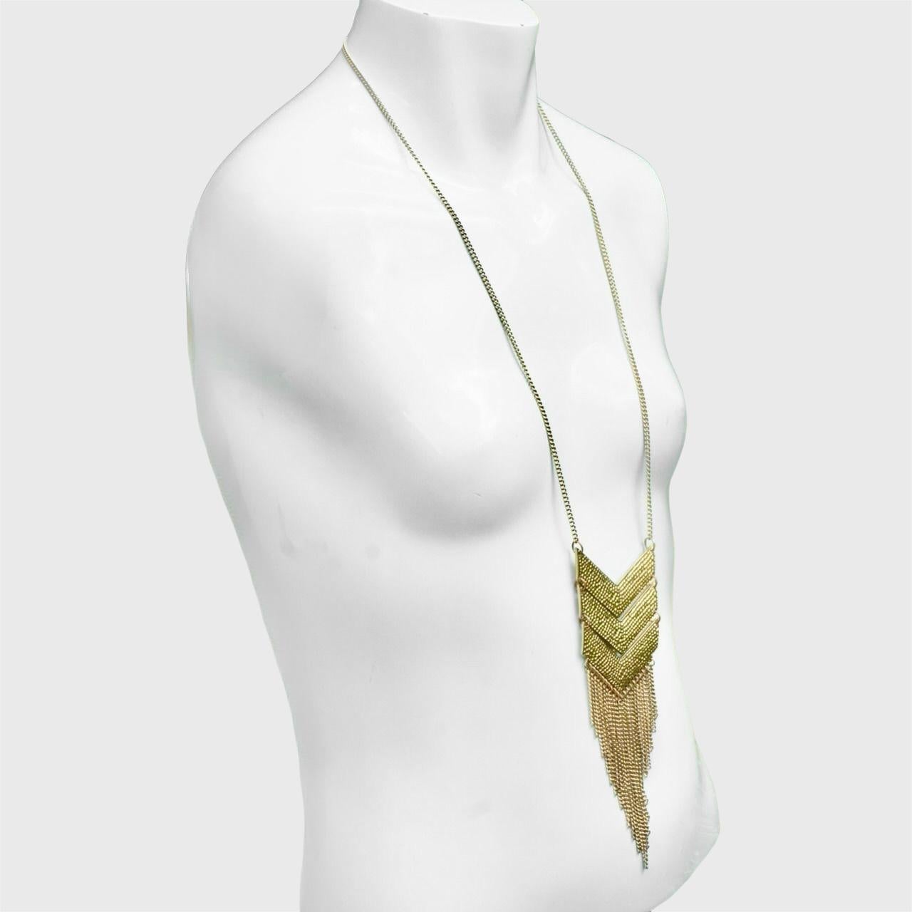 Collana con ciondolo Chevron articolato e placcato oro con frange, anni '70 In condizioni buone in vendita a London, GB