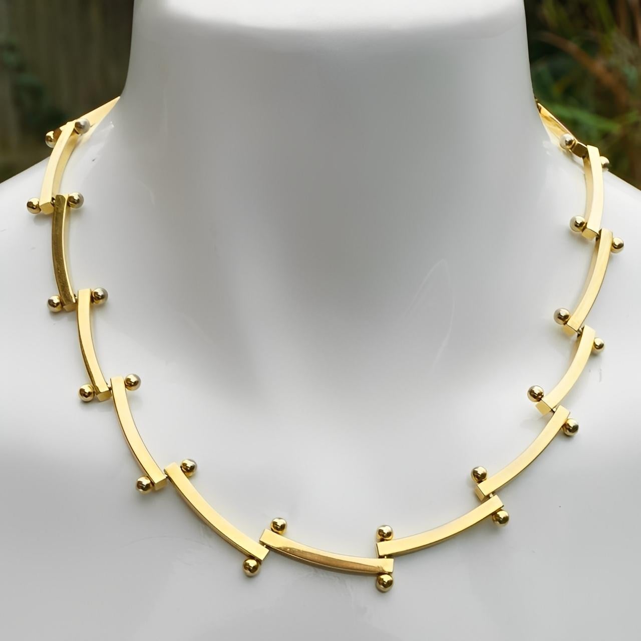 Maravilloso collar de eslabones de barra y bola chapados en oro de calidad. 

Mide 46,3 cm de largo Hay arañazos en el chapado en oro.

Este collar sencillo y elegante es de los años 80.