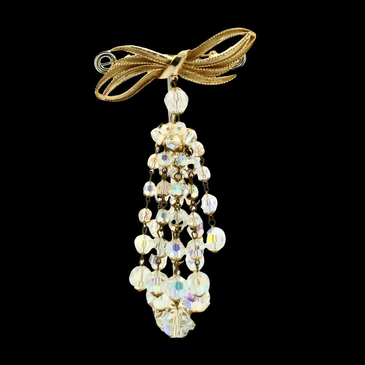 Broche pampille en plaqué or avec nœud et verre Aurora circa 1960 Unisexe en vente