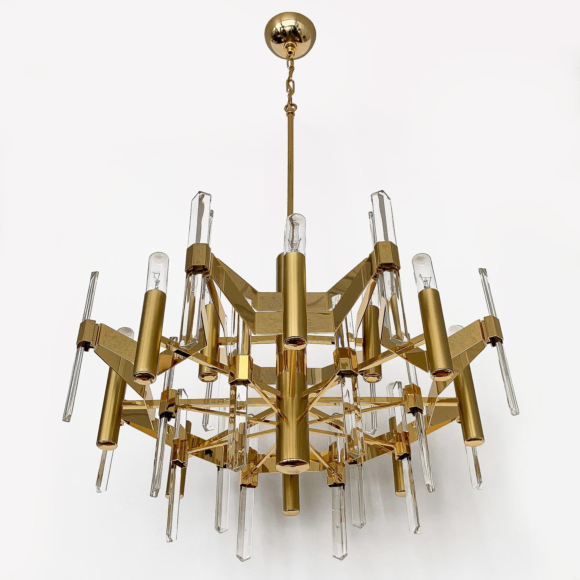 Large gold-plated brass twelve-light chandelier by Gaetano Sciolari. Polished gold plate and brushed brass design. Twenty 9.75