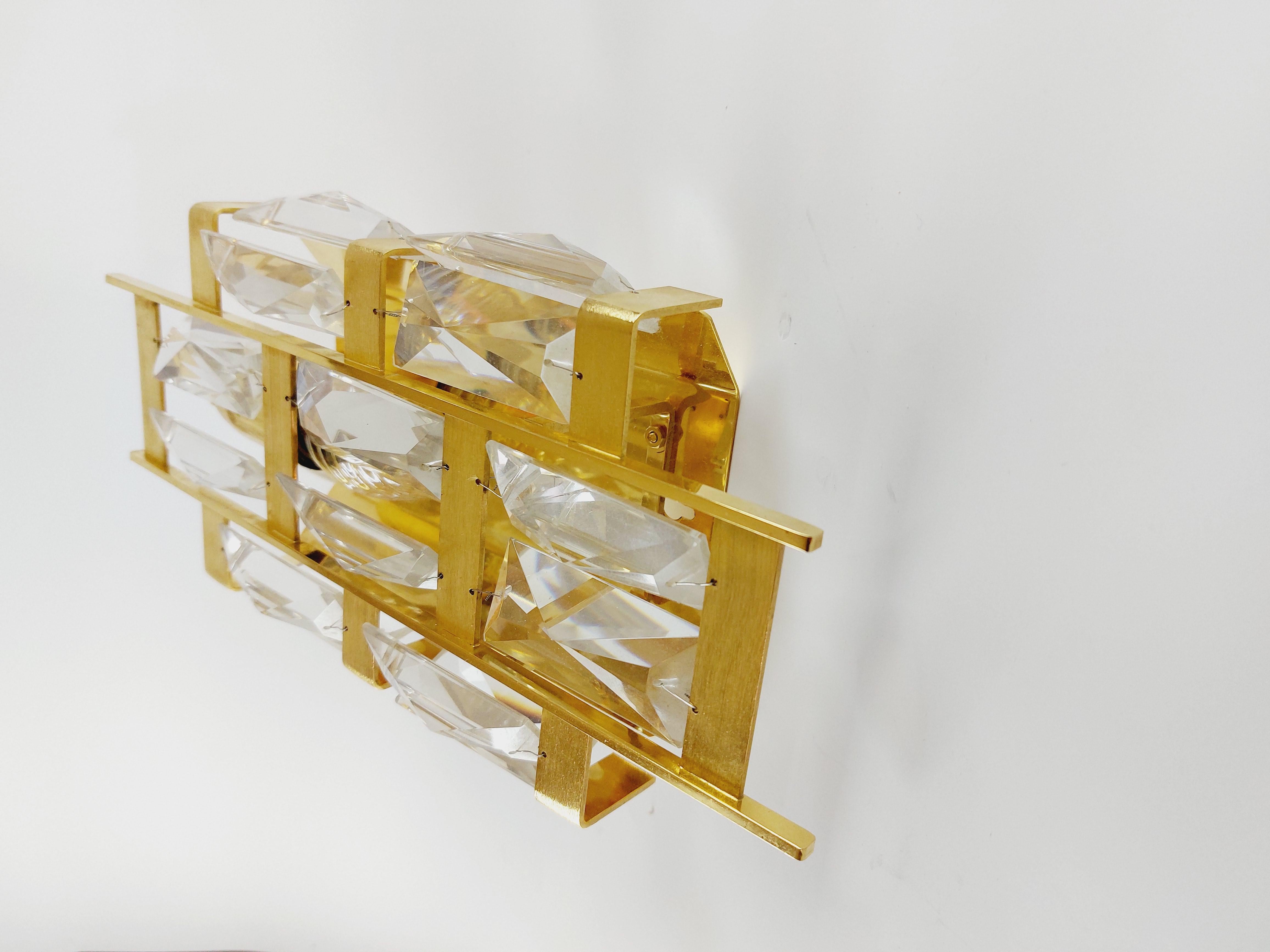 Pareja de apliques de latón dorado y cristal, Palwa, Alemania Años 60 en venta 2