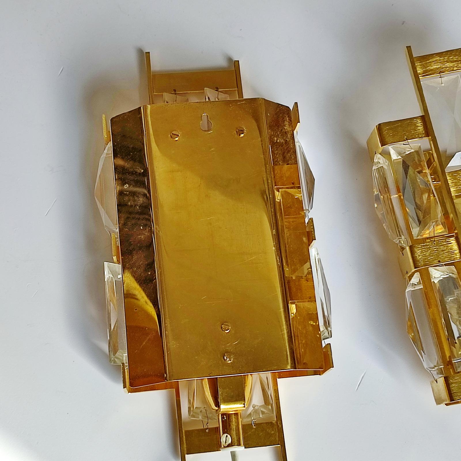 Pareja de apliques de latón dorado y cristal, Palwa, Alemania Años 60 mediados del siglo XX en venta