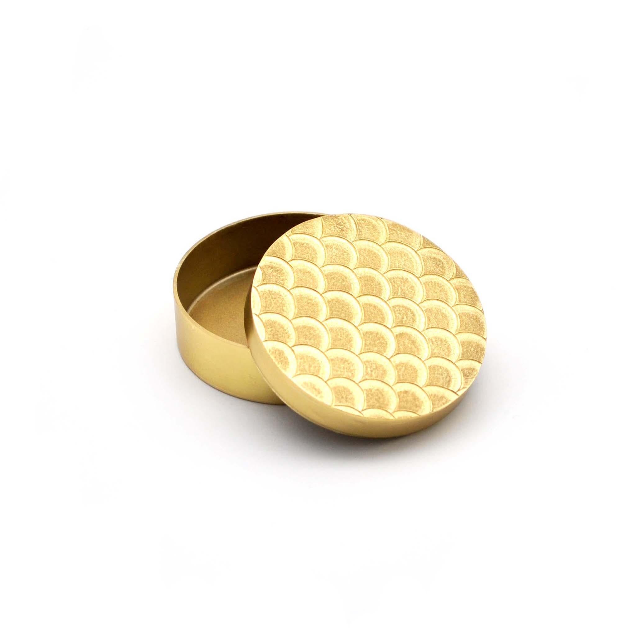 Moderne Boîte ronde ciselée en laiton plaqué or, collection Ecaille, 2021 en vente