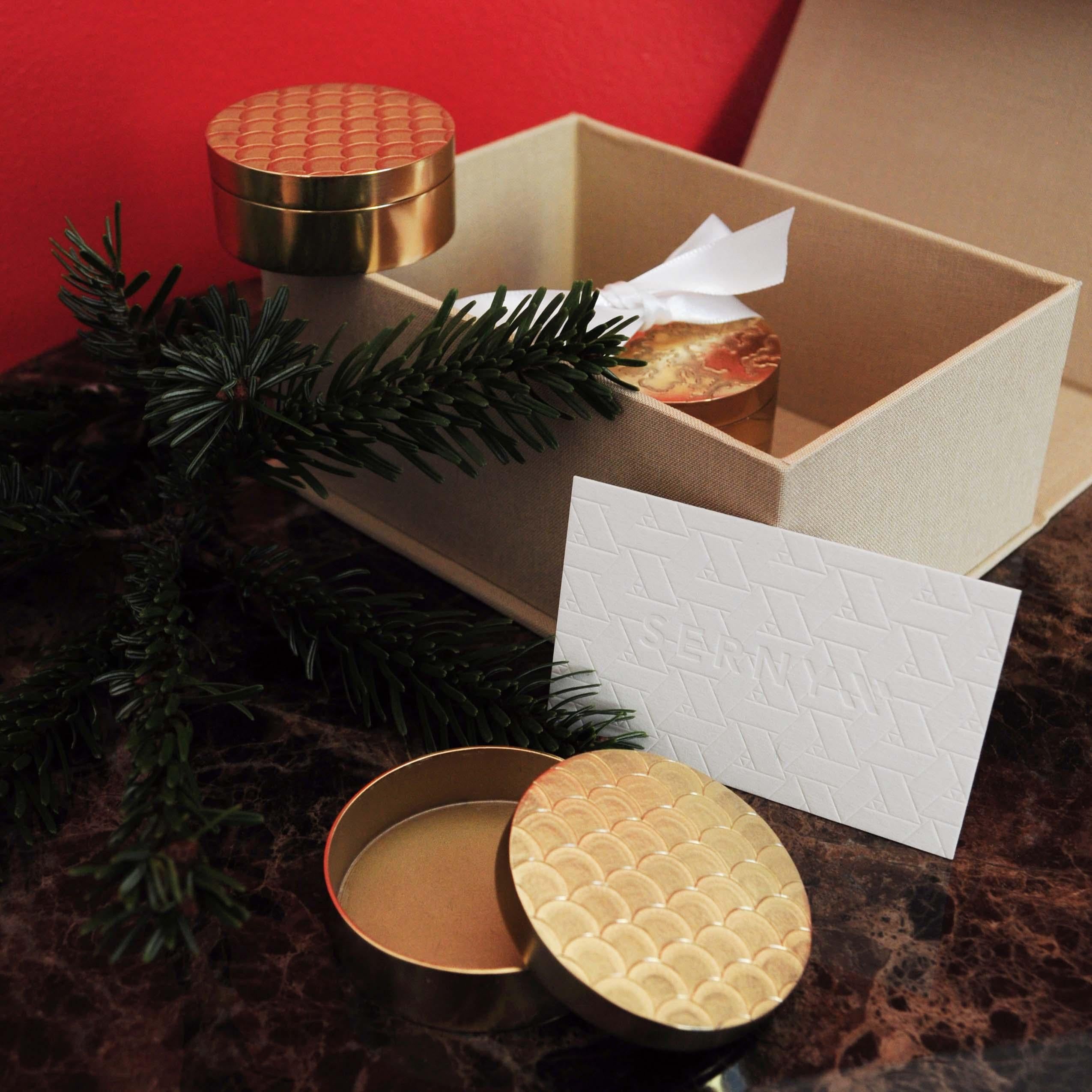 Boîte ronde ciselée en laiton plaqué or, collection Ecaille, 2021 Neuf - En vente à VIC-LA-GARDIOLE, FR