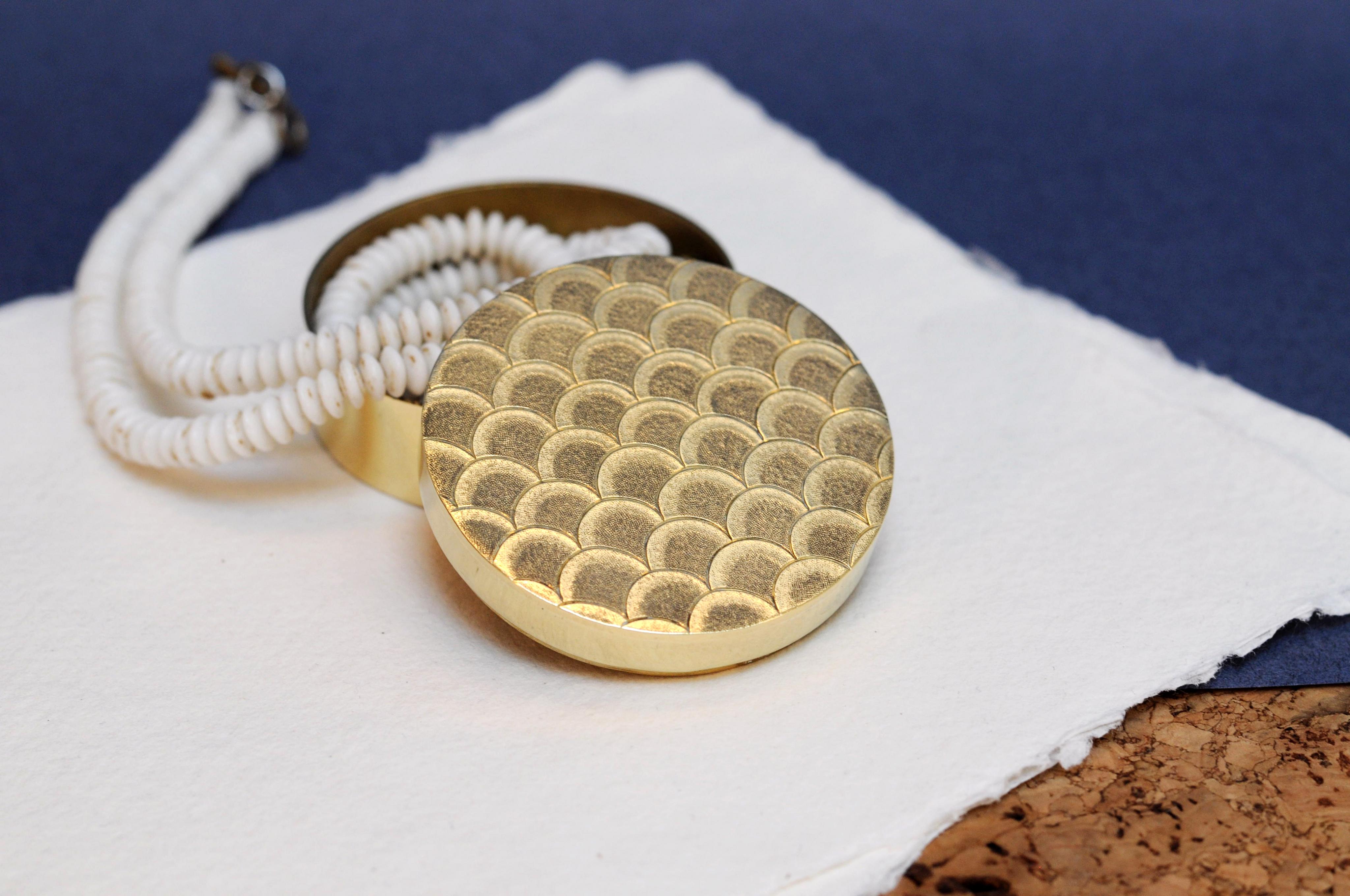 Laiton Boîte ronde ciselée en laiton plaqué or, collection Ecaille, 2021 en vente