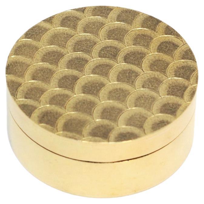 Boîte ronde ciselée en laiton plaqué or, collection Ecaille, 2021