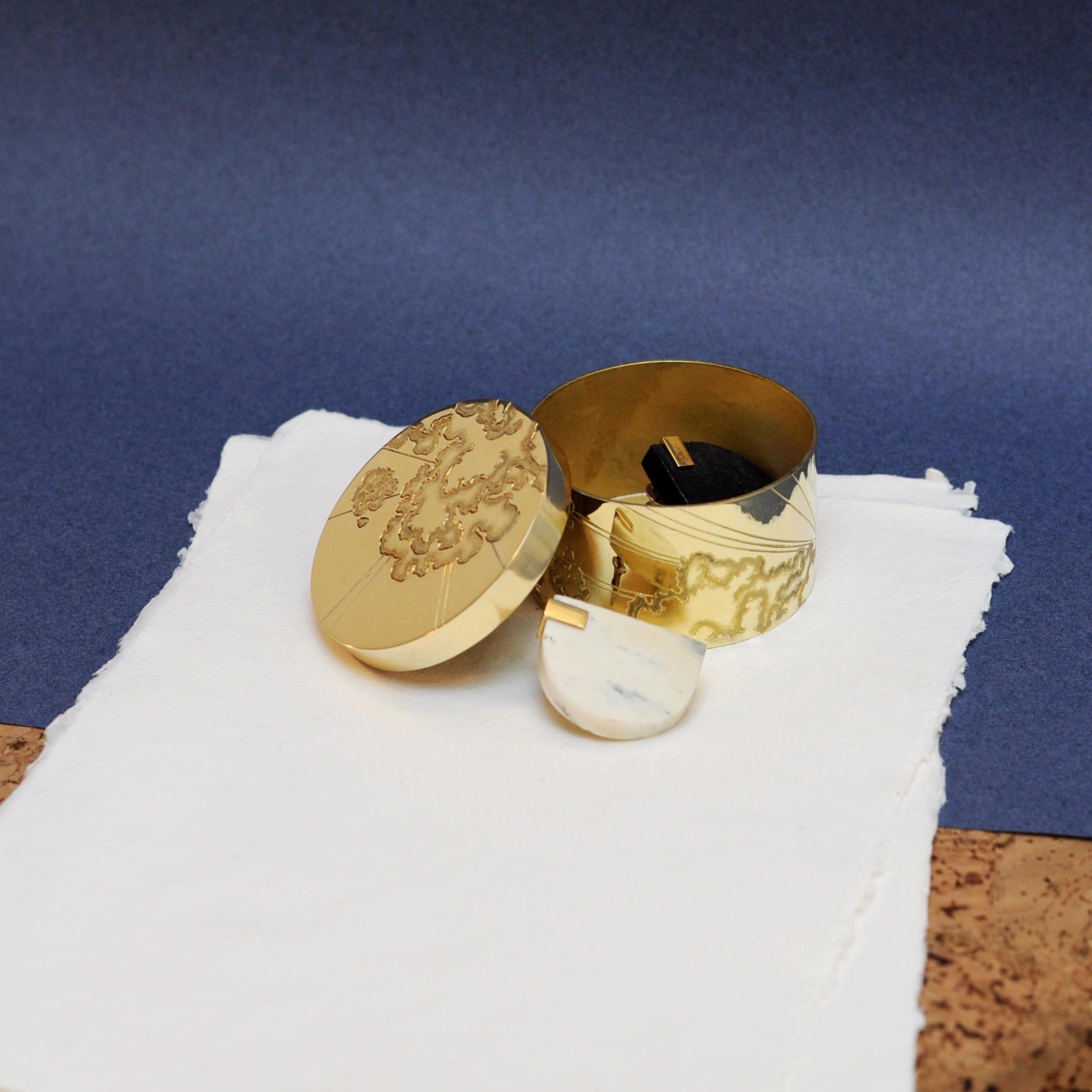 Français Boîte ronde ciselée en laiton plaqué or, collection Nuage, 2021 en vente