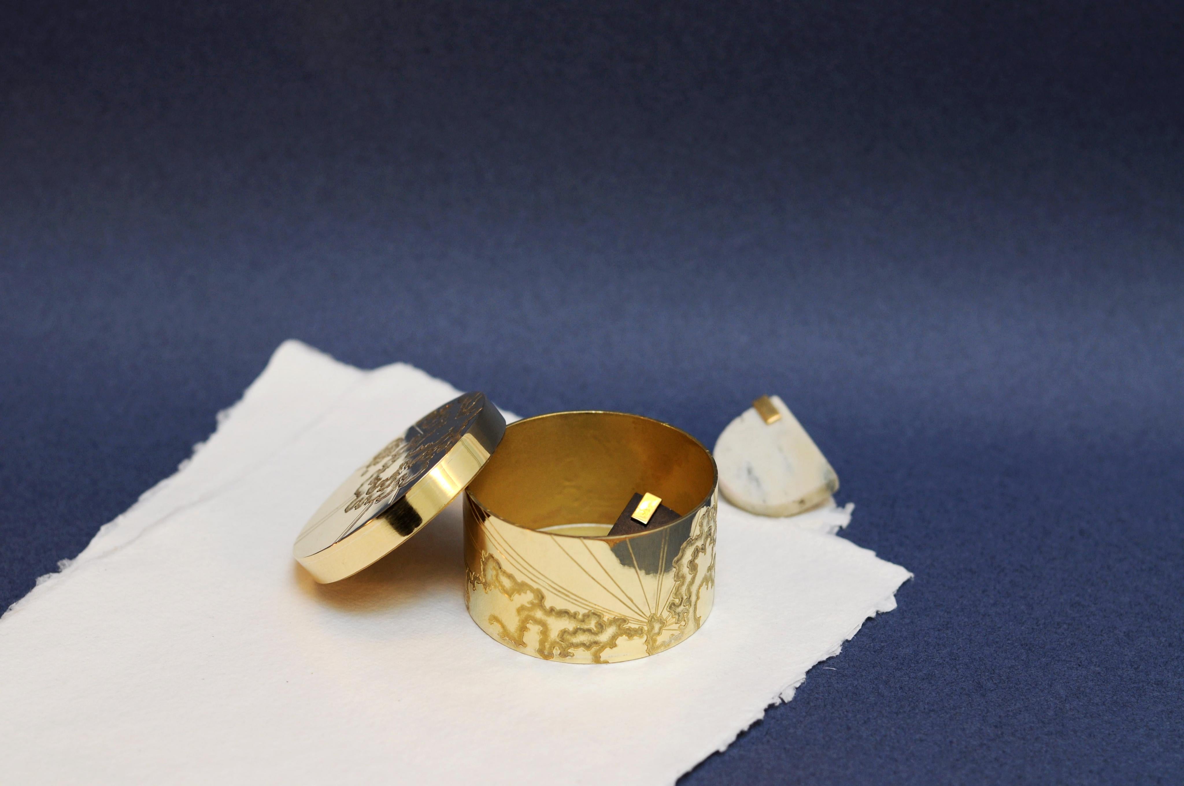 Fait main Boîte ronde ciselée en laiton plaqué or, collection Nuage, 2021 en vente