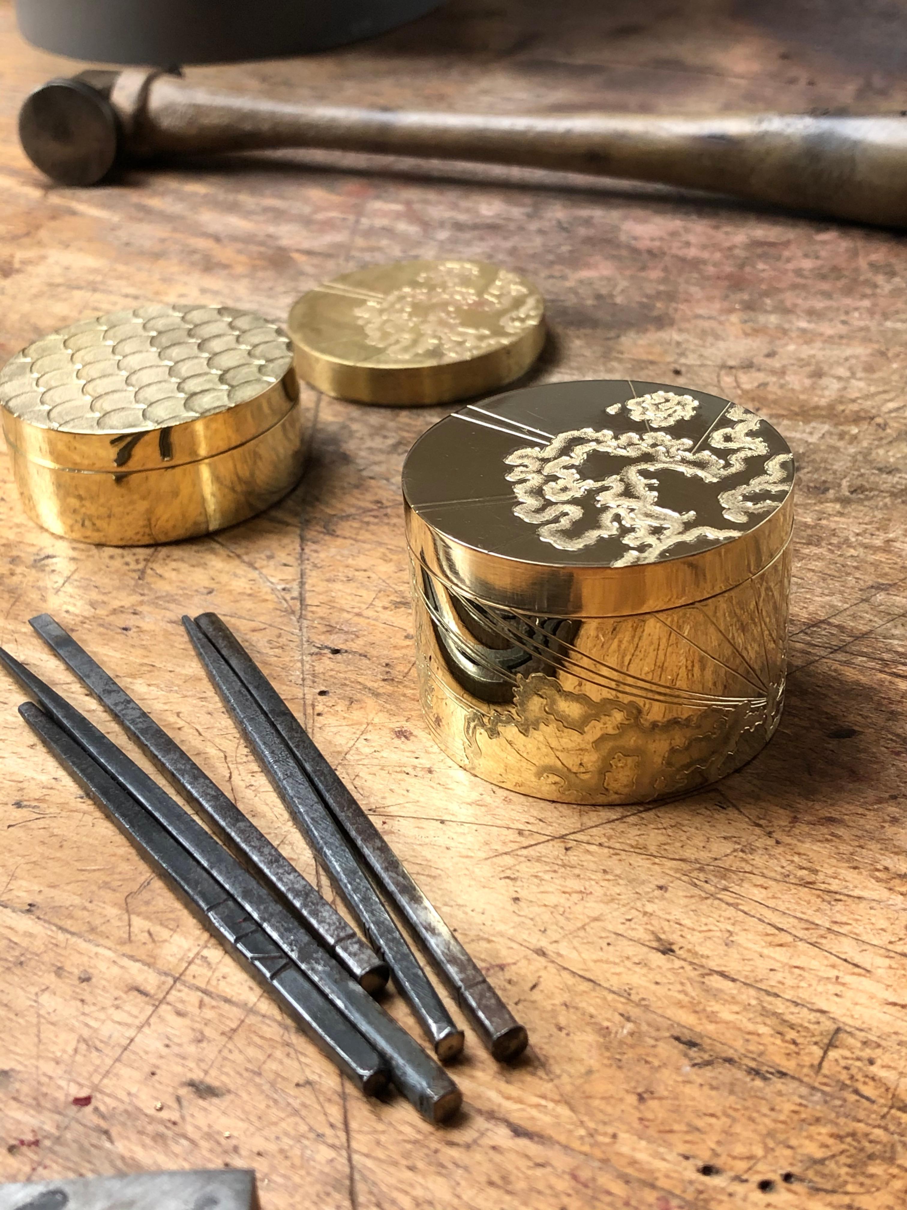 Boîte ronde ciselée en laiton plaqué or, collection Nuage, 2021 Neuf - En vente à VIC-LA-GARDIOLE, FR