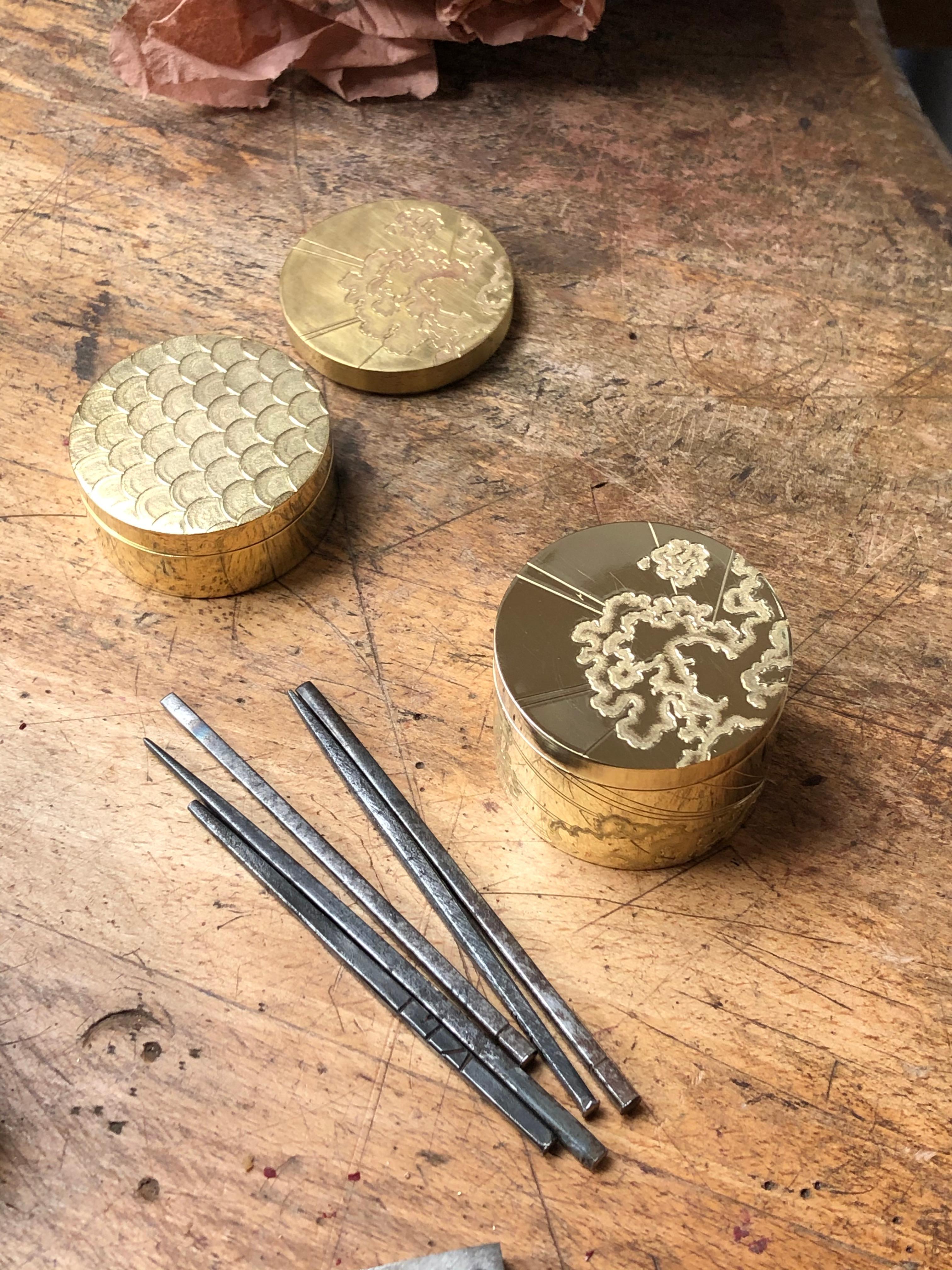 Boîte ronde ciselée en laiton plaqué or, collection Nuage, 2021 en vente 1
