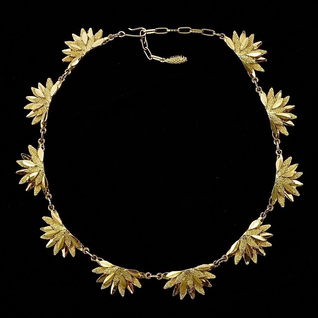 Gold Plated Brushed and Shiny Petal Link Necklace circa 1970s For Sale 5