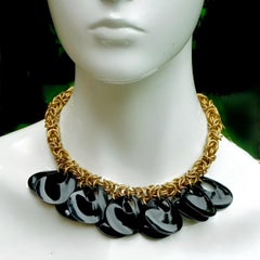 Vergoldete byzantinische Kette mit schwarzen Muscheltropfen aus Kunststoff
