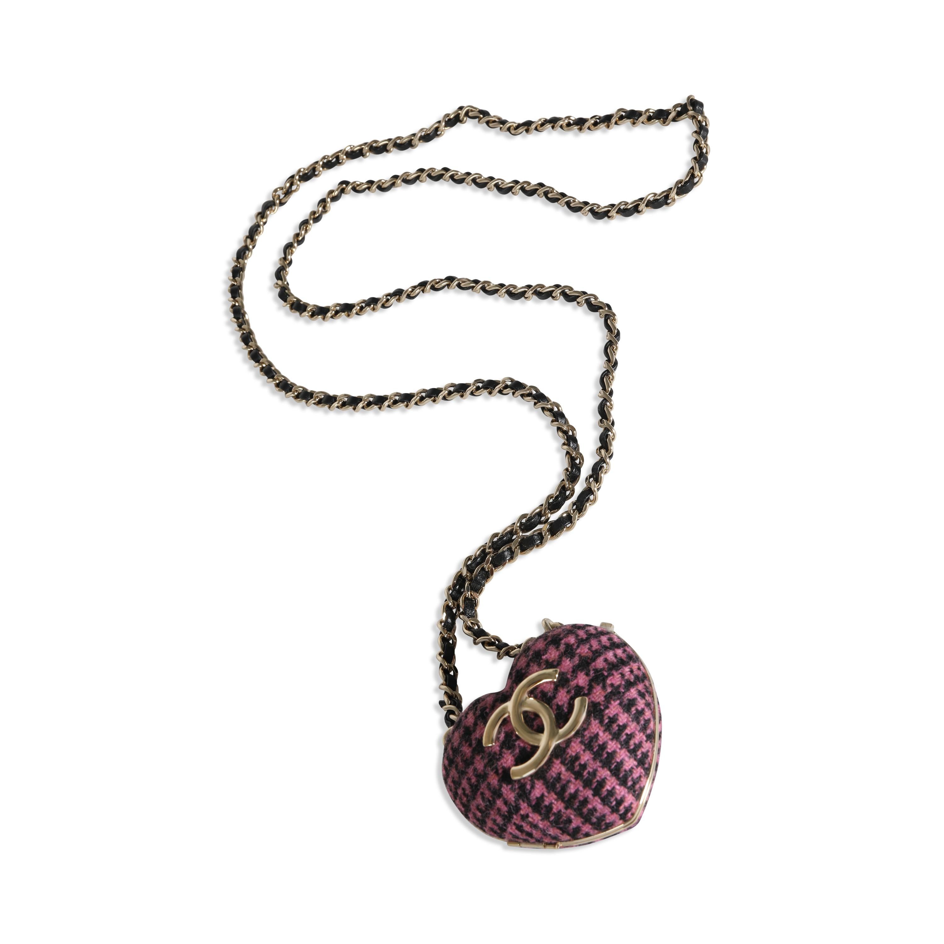Collana con medaglione a cuore in tweed placcato oro di Chanel 2022 In condizioni ottime in vendita a New York, NY