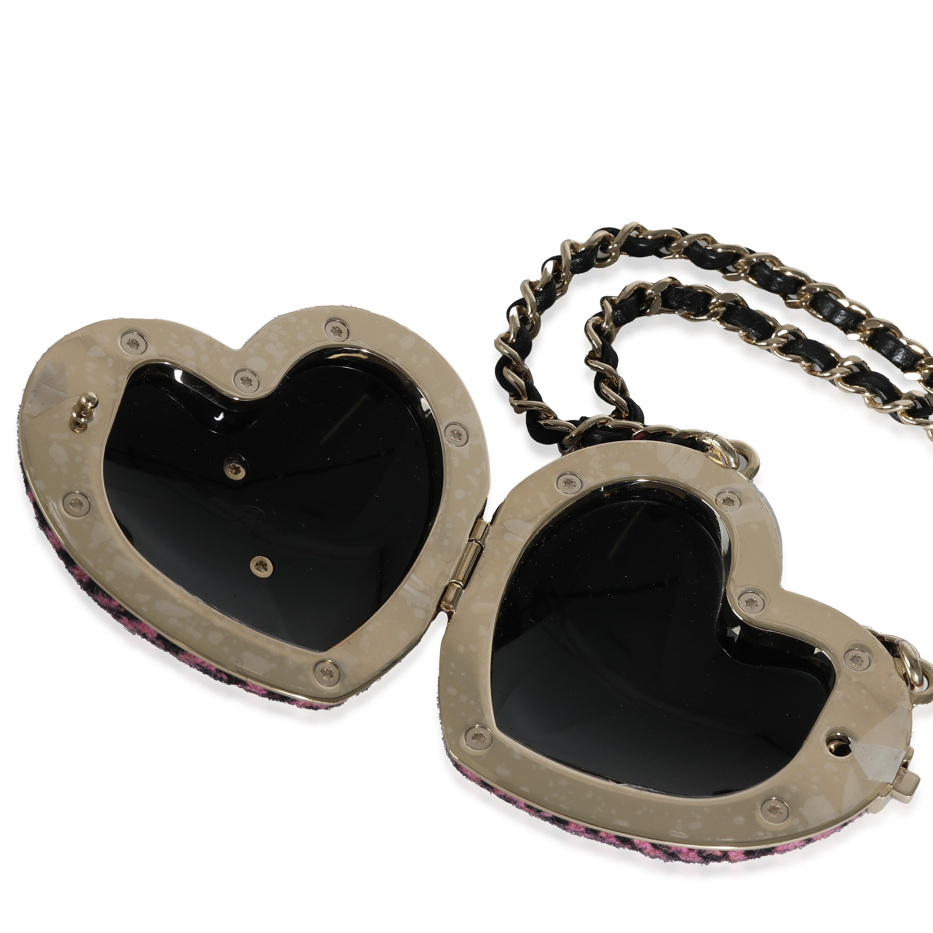Collana con medaglione a cuore in tweed placcato oro di Chanel 2022 in vendita 2