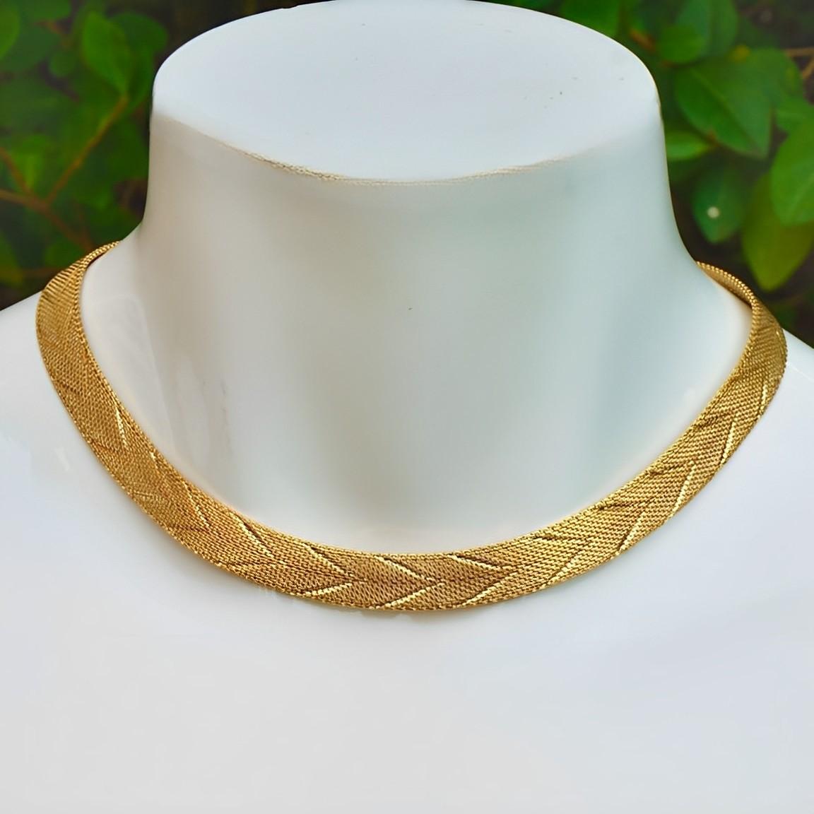 Beautiful gold plated chevron design mesh necklace, with a safety chain. Measuring length approximately 40.5 cm / 15.9 inches, by width 9.5 mm / .37 inch. The necklace is in very good condition.

This is a stylish Egyptian Revival collar necklace,