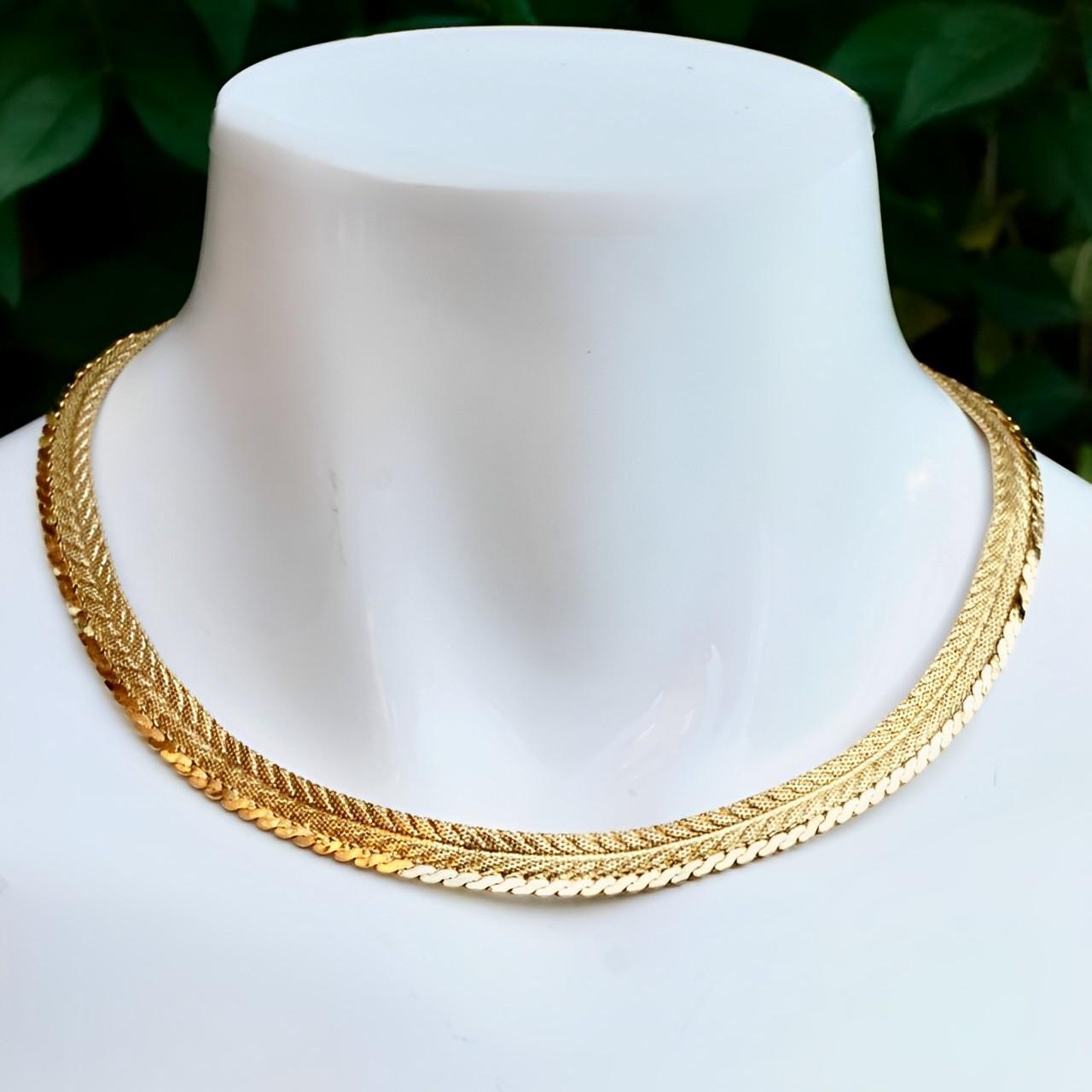 Wunderschöne, glänzend vergoldete Netz-Halskette im Chevron-Design mit einer glänzenden Serpentinenkette als Abschluss. Länge ca. 38,5 cm / 15,1 Inch plus eine Verlängerungskette von 5,5 cm / 2 Inch, bei einer Breite von 9 mm / .35 Inch. Die