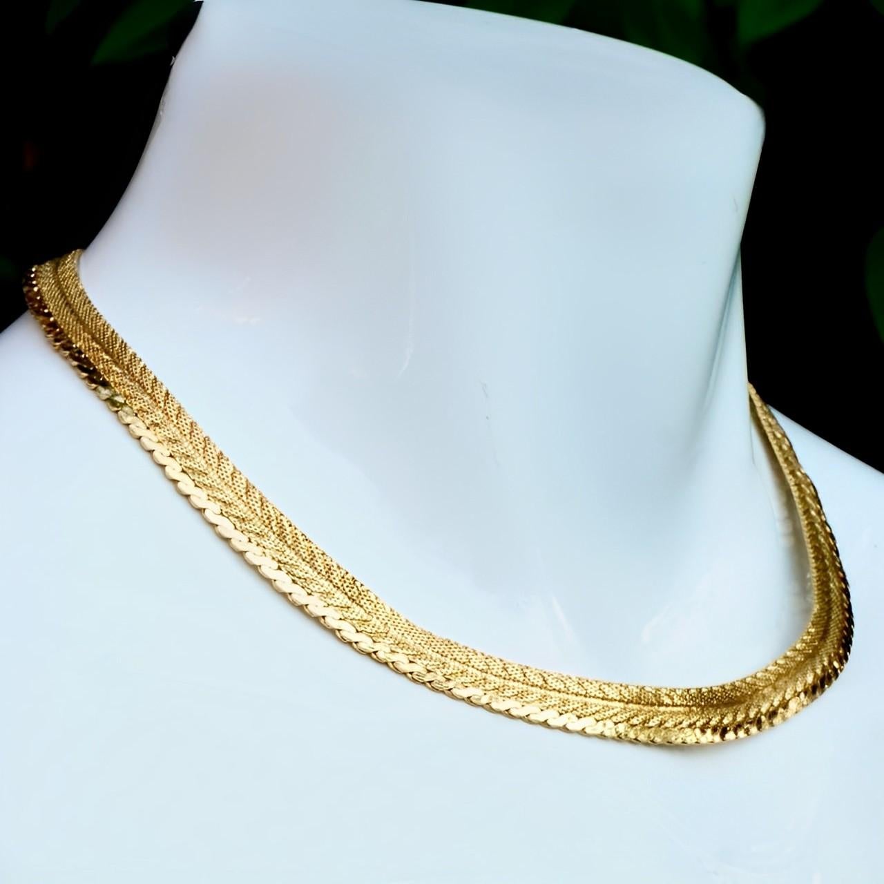 Egyptian Revival Gold Plated Chevron Mesh and Shiny Serpentine Collar Necklace circa 1980s For Sale