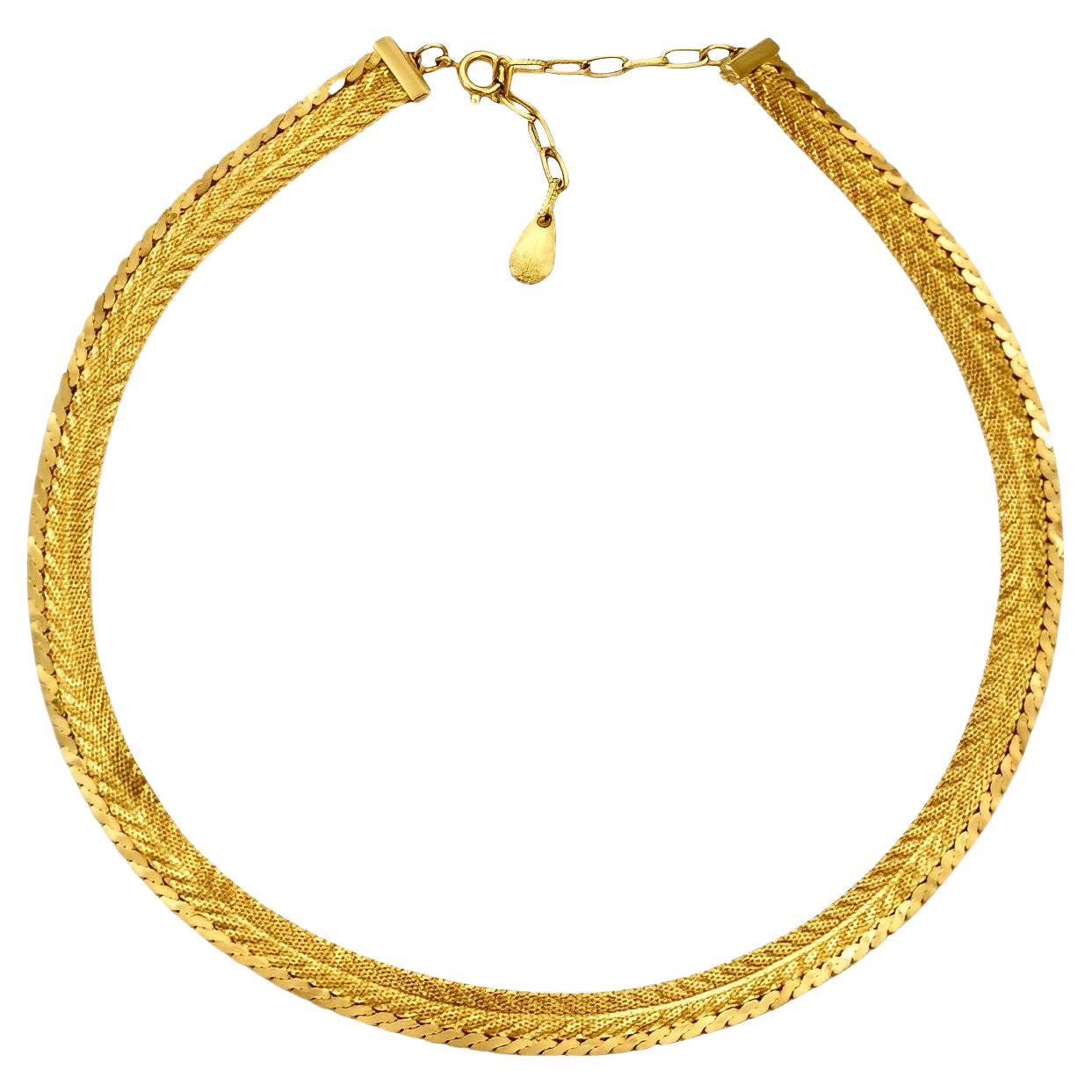 Vergoldetes Chevron Mesh und glänzende Serpentine Halskette circa 1980s im Angebot