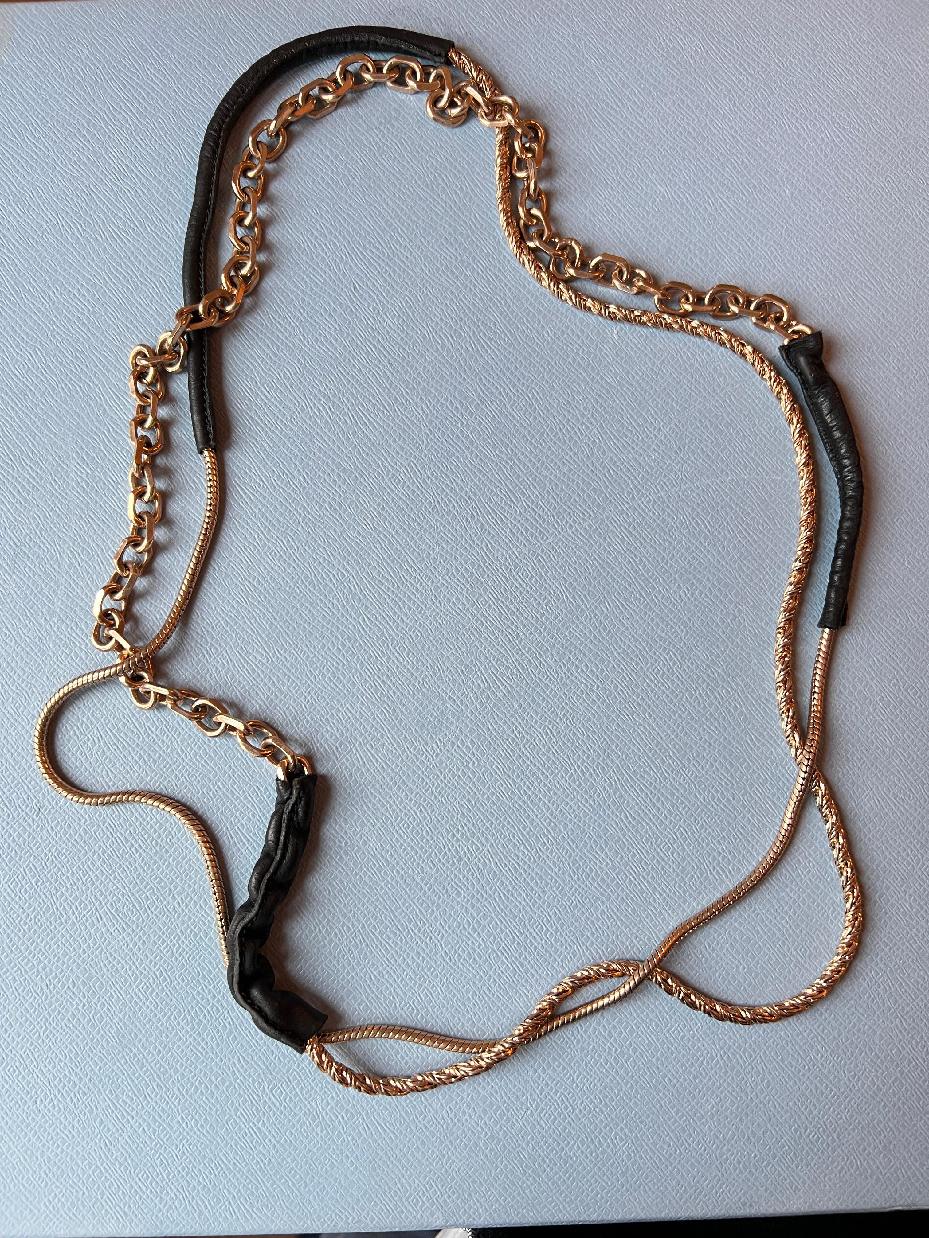 Collana a catena multipla in pelle italiana placcata oro rosa e nera. Vintage By 2008. Questa collana è stata sapientemente placcata a Parigi dal più importante specialista di placcatura, rinomato per aver servito i prestigiosi Jewell di Place