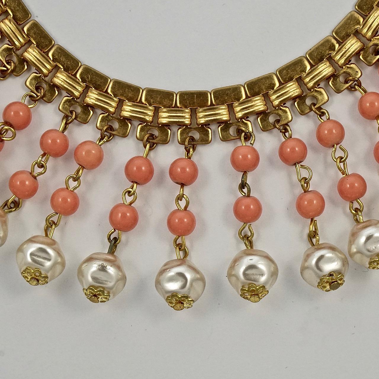 Fabulous gold plated link collar necklace, with beautiful coral glass bead and faux baroque pearl drops. Measuring necklace length 46.8 cm / 18.4 inches, and the coral and pearl drops are length 3.8 cm / 1.5 inches. The necklace is in very good